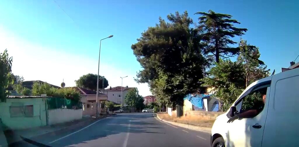 Sarıyer'de yol ortasında gerginlik: 'Neden hızlı gittin?' tartışması kamerada