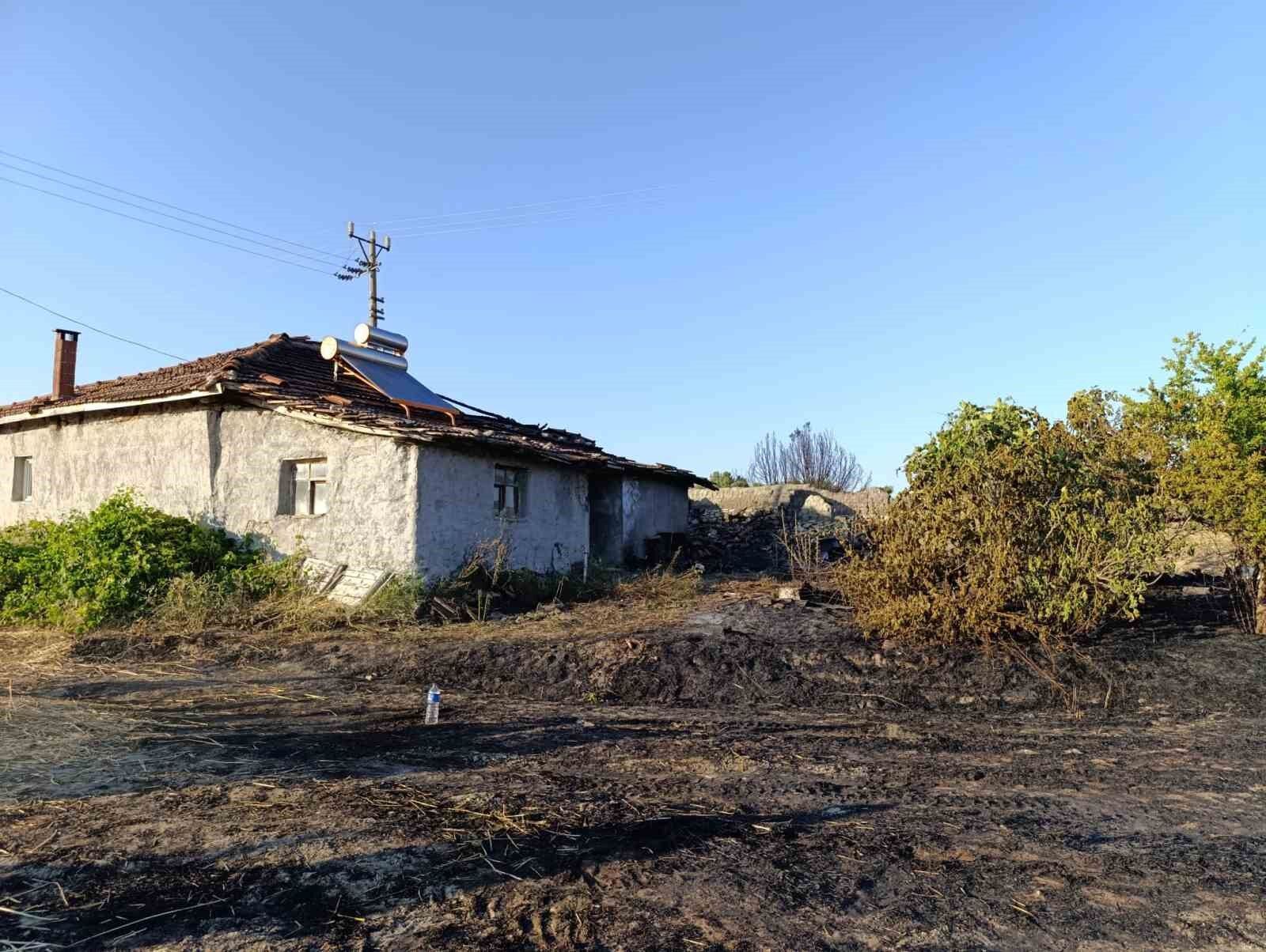 Selendi'de bir ev ve 2 dekarlık arazi alevlere teslim oldu