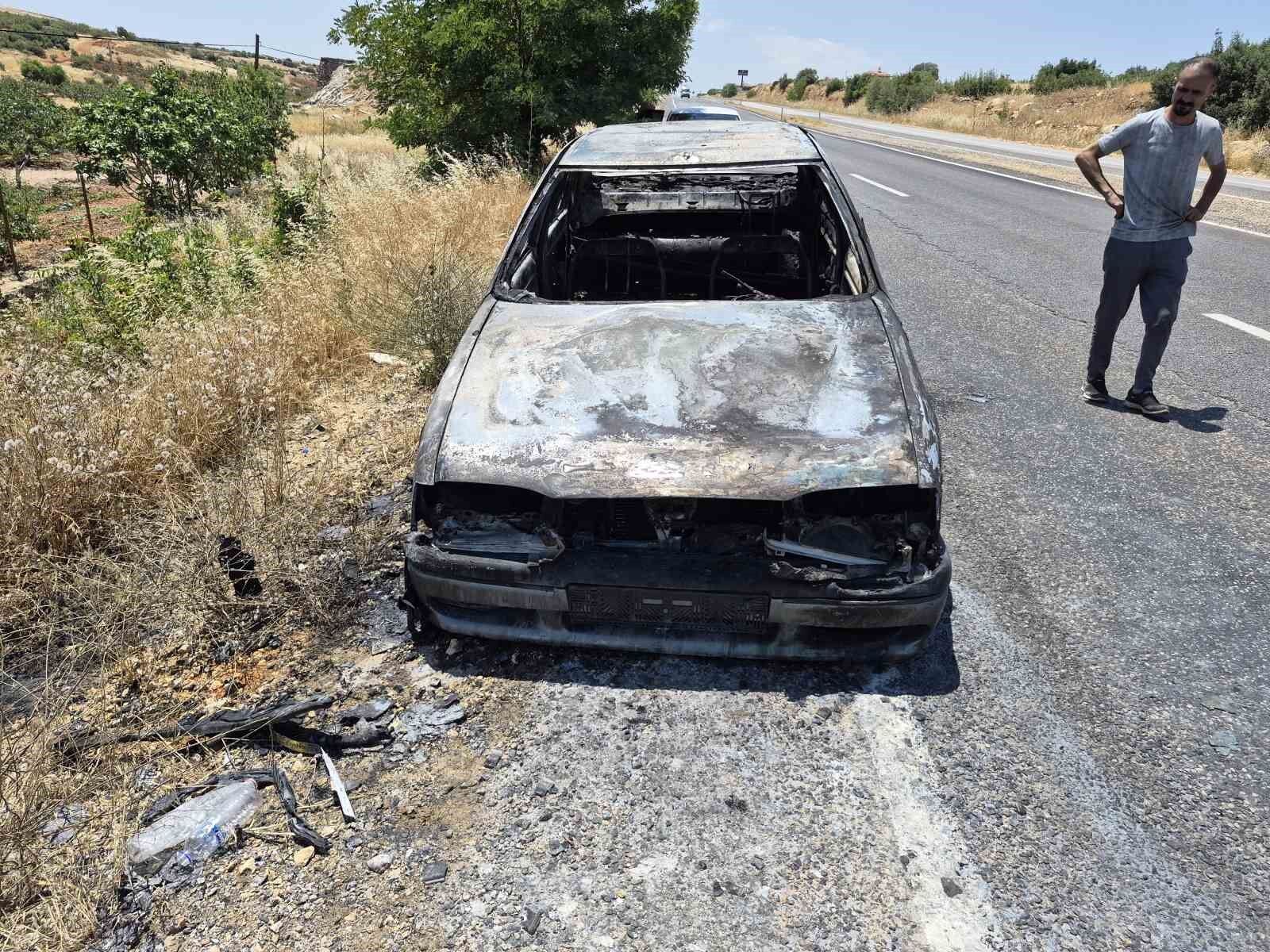 Seyir halindeki otomobil alev aldı