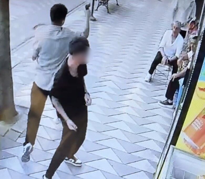 Sokak ortasında bıçaklı ve silahlı kavga: 1 yaralı