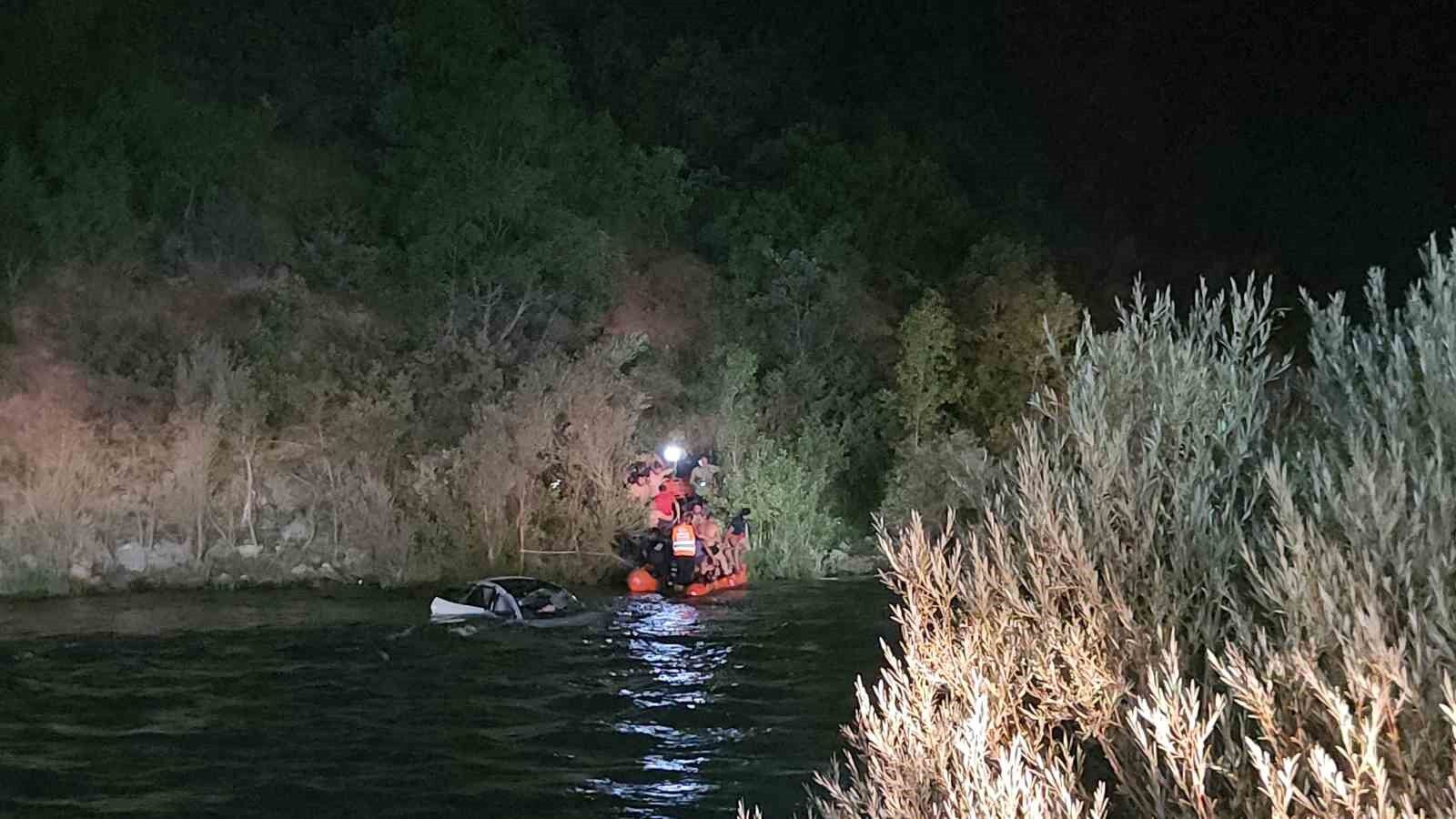 Tunceli'de araç Munzur Nehri'ne yuvarlandı: 2 yaralı