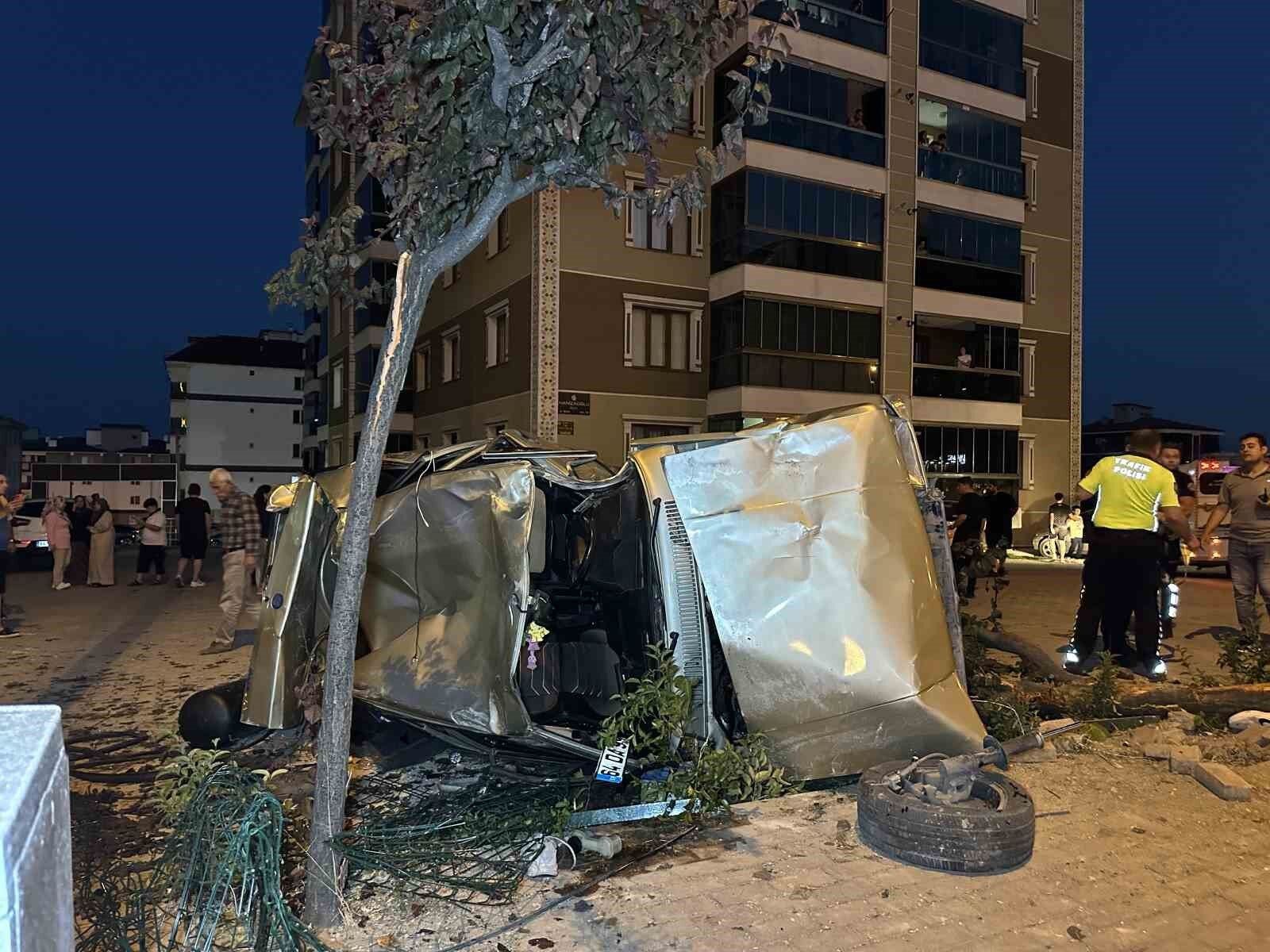 Yayalara çarpan otomobil takla atarak otoparka daldı: 1'i ağır 3 yaralı