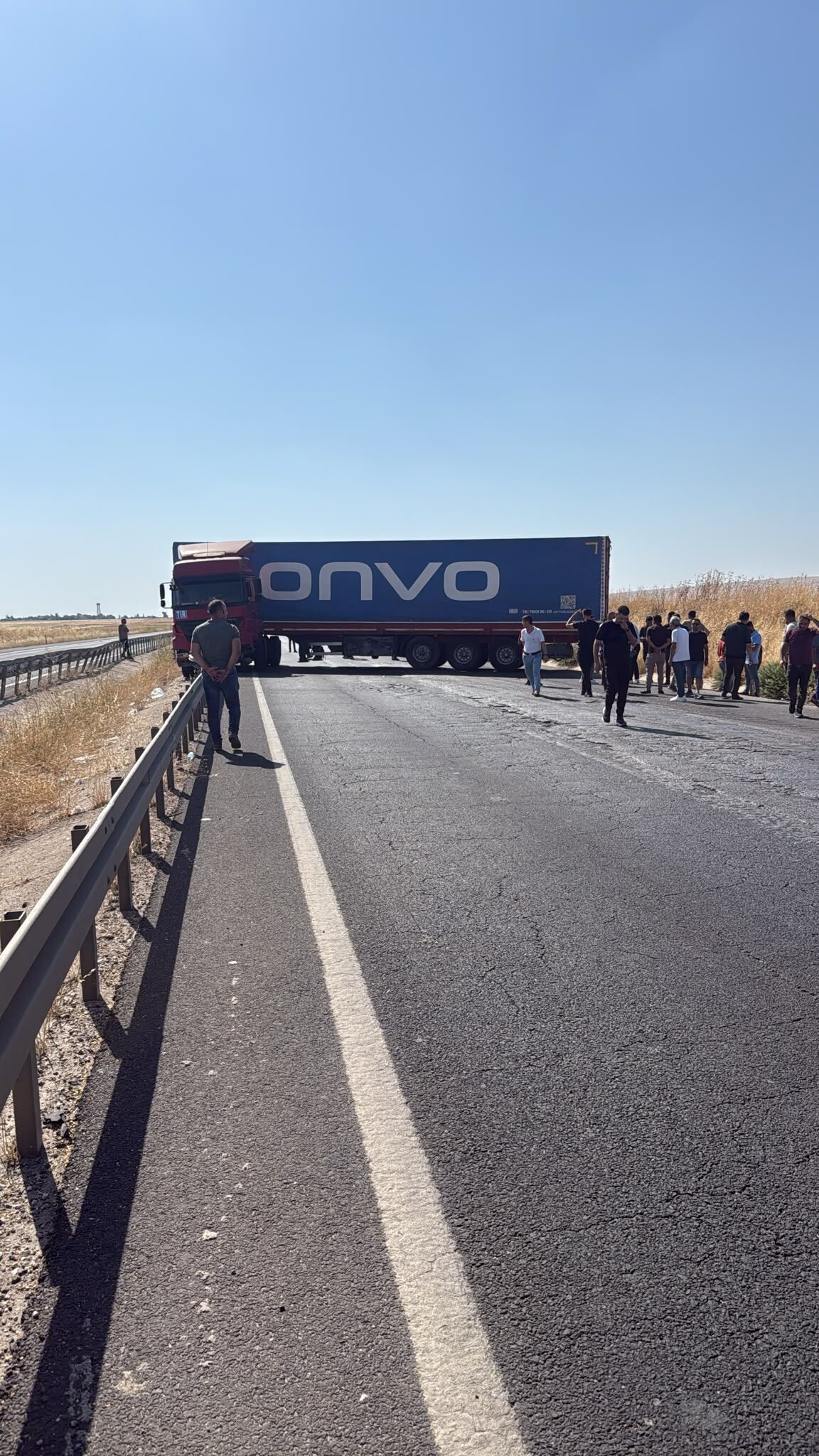 Nusaybin-Mardin Karayolunda Tır Devrildi: Sürücü Hastaneye Kaldırıldı