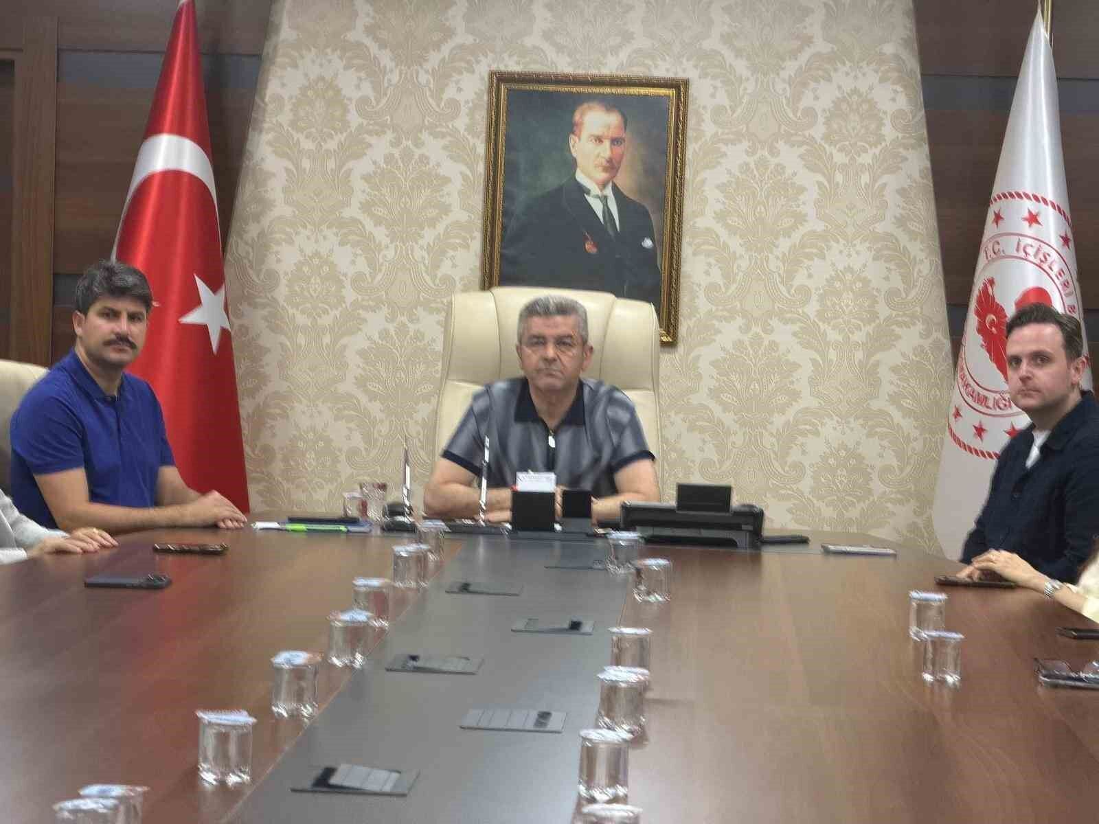 Artvin Valisi Ergün'den Hopa'daki şüpheli cisim ile ilgili açıklama: 'Endişe edilecek bir durum yok, yol yeniden trafiğe açıldı'
