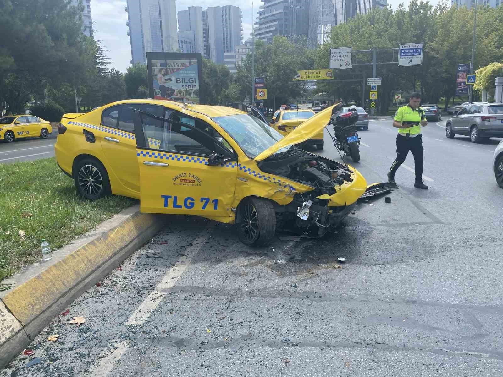 Bakırköy'de ticari taksi ve otomobil çarpıştı: 1 yaralı