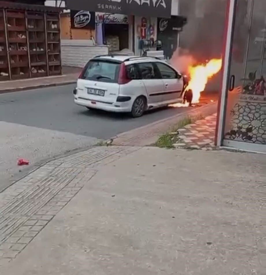 Batman'da seyir halindeki otomobil alev aldı