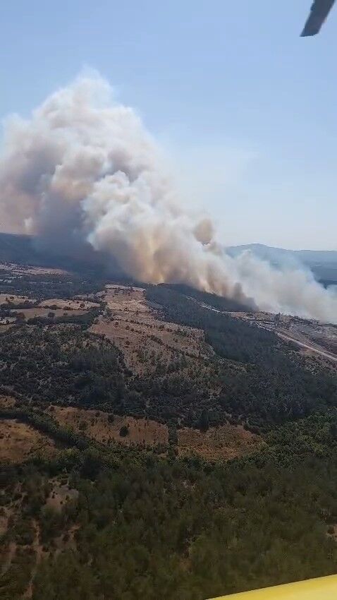 Bayramiç'te orman yangını helikopterden görüntülendi