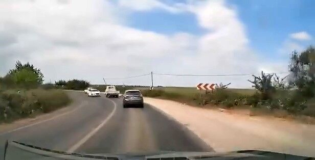 Bursa'da viraja hızlı giren otomobil kazaya sebep oldu: O anlar kamerada