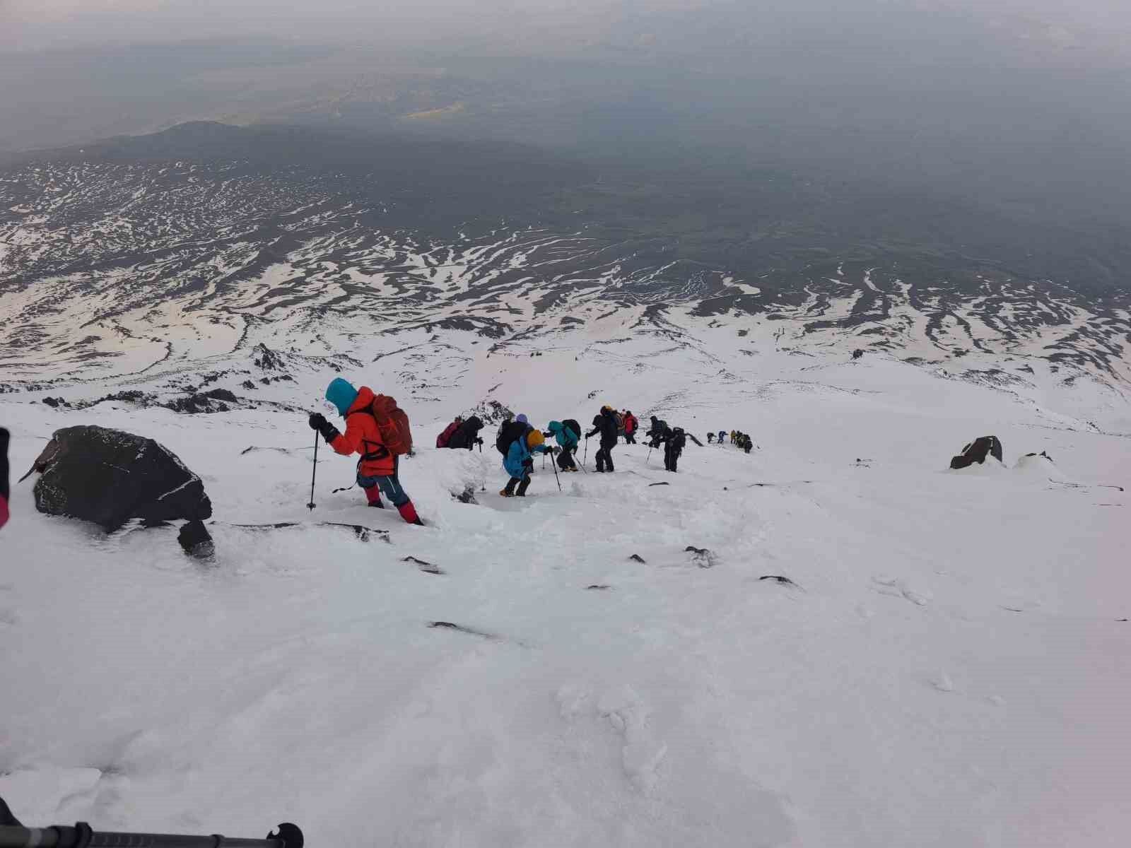 Çevre gönüllüleri Ağrı Dağı'nın zirvesinden doğa için seslendi