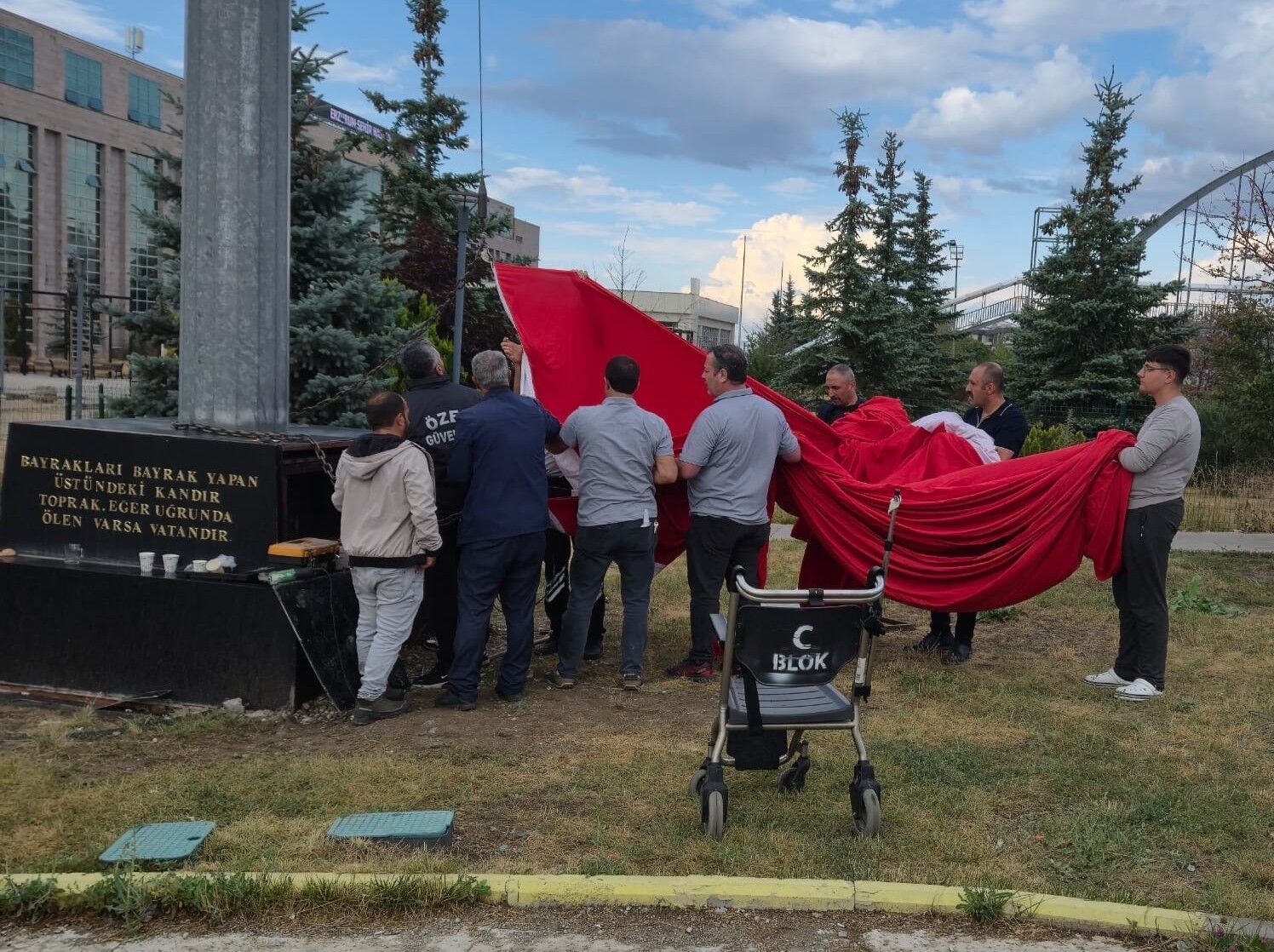 Erzurum'da bayrak sevgisi tek yürek oldu: Vatandaş ve görevliler ele ele verdi