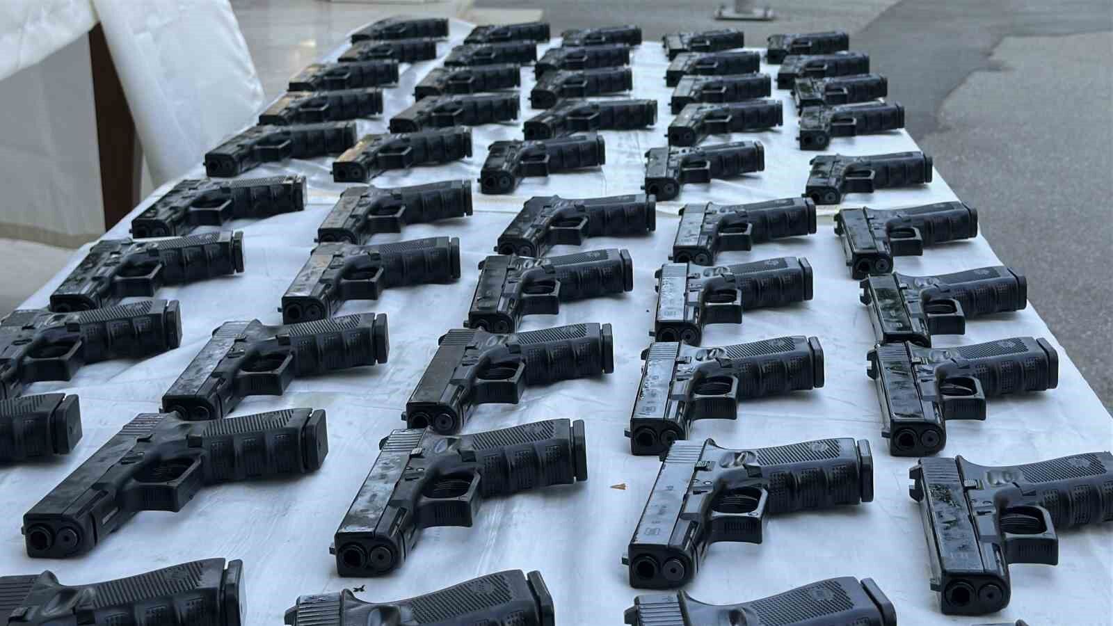 İstanbul ve Kocaeli'ne silah sevkiyatı yapacaktı, Sakarya'da 100 tabancayla yakalandı
