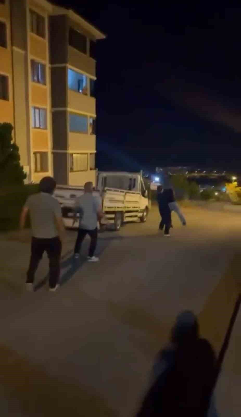 Oğluna mesaj attığını iddia ettiği genci sokak ortasında darp etti