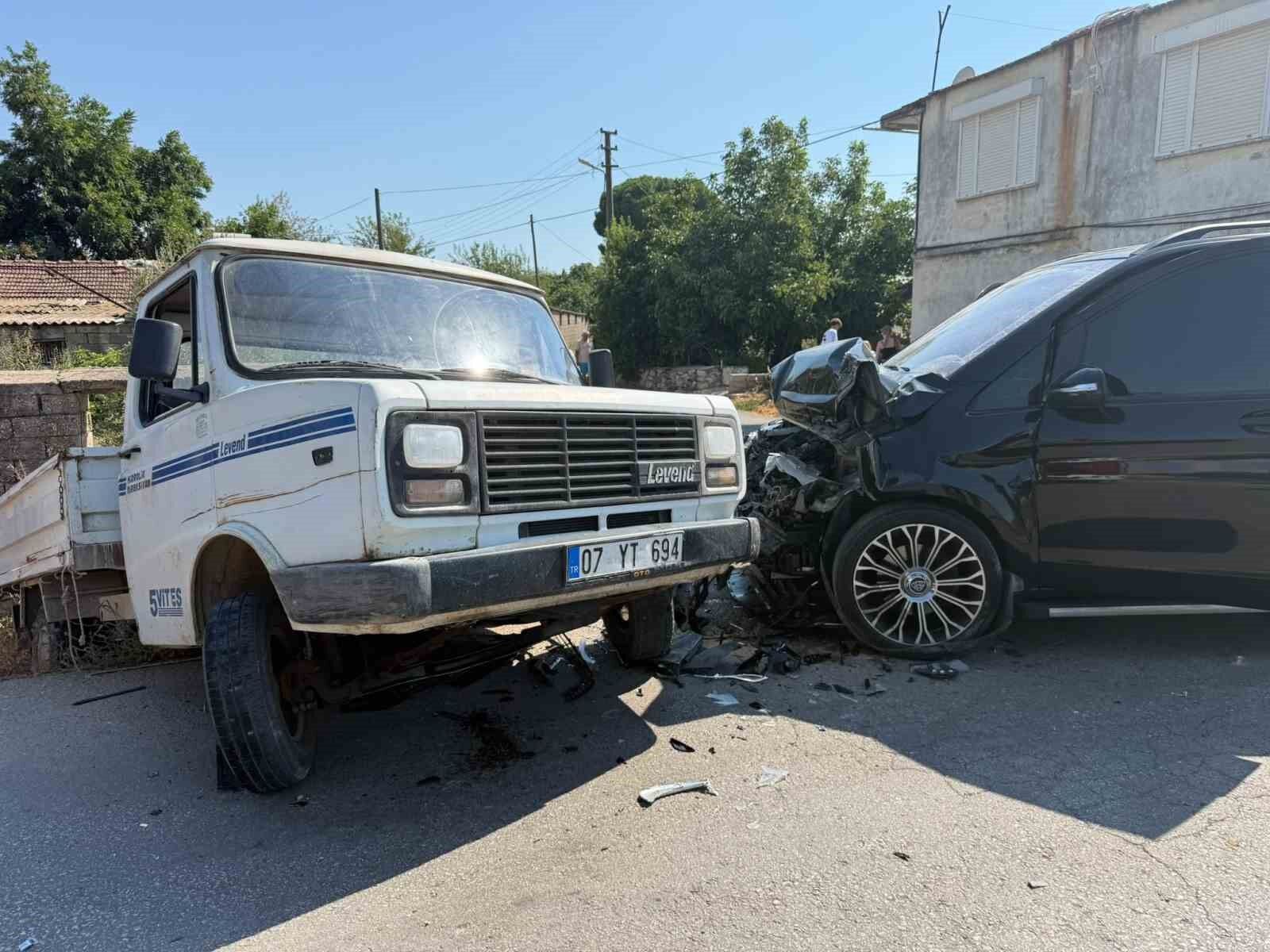 Serik'te VIP minibüs ile kamyonet çarpıştı: 1 yaralı