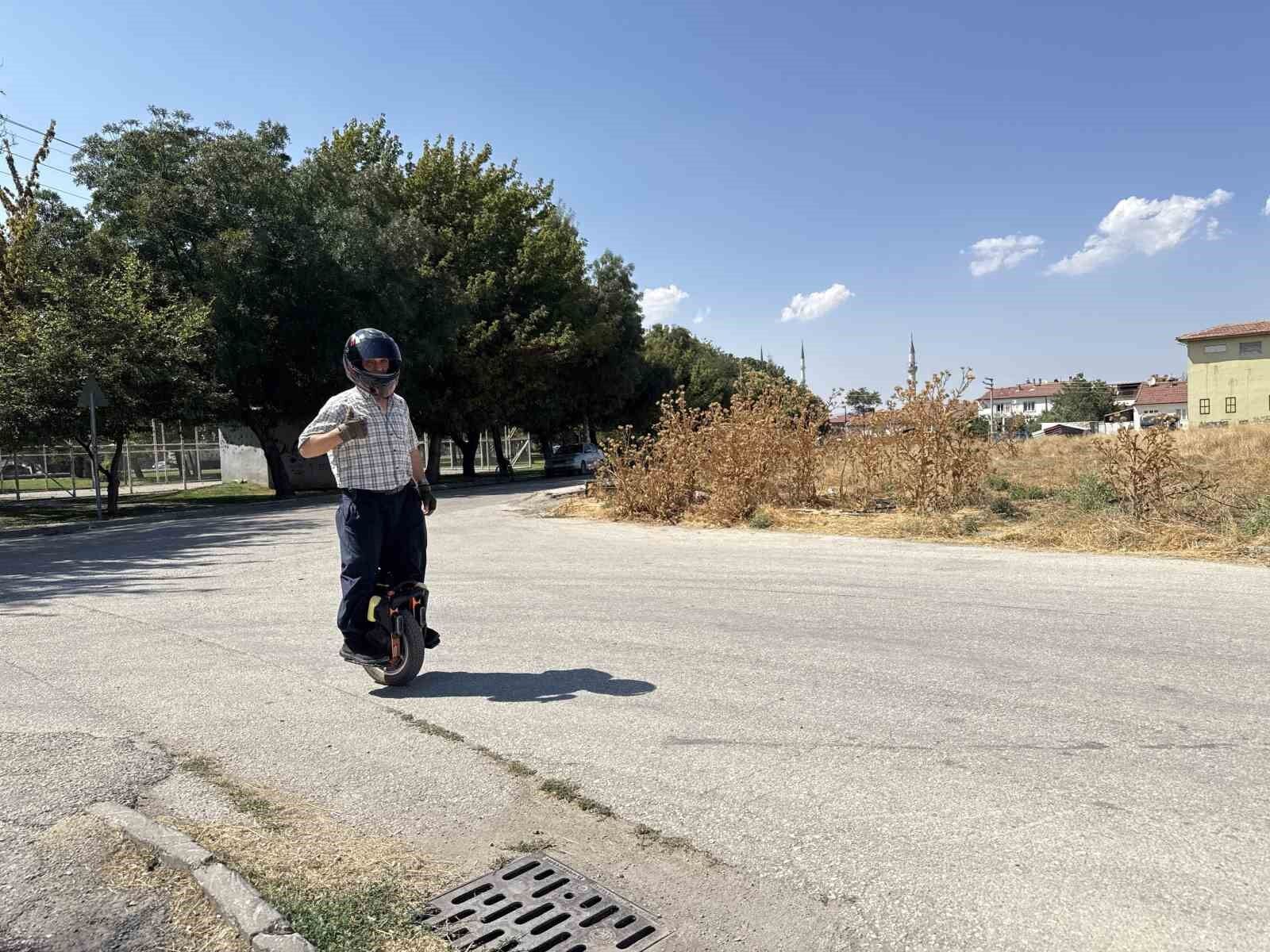 'Tek teker' üzerinde 4 bin kilometre gezen 60'lık delikanlıyı görenler şaşırıyor