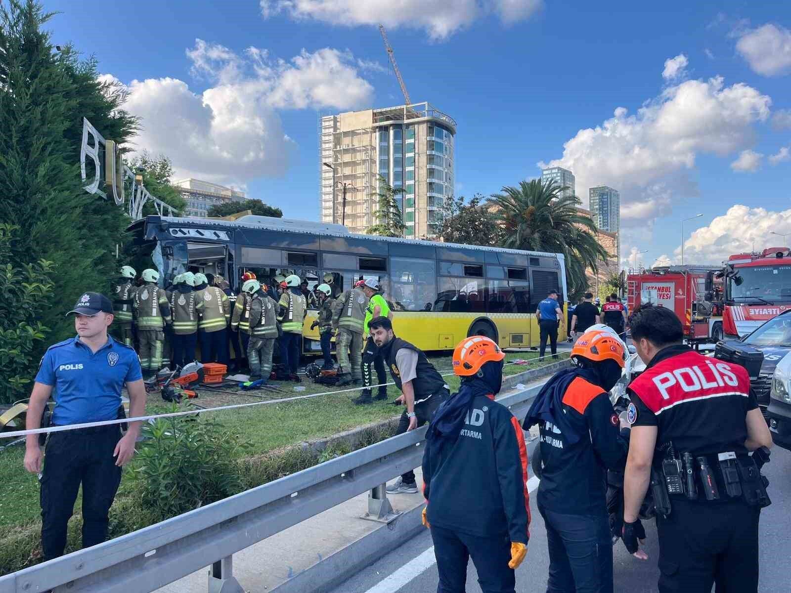 Zeytinburnu'nda İETT otobüsü site duvarına çarptı: Yaralılar var