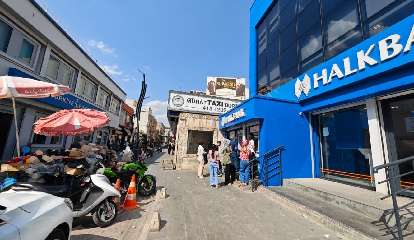 Mardin’de ATM Çilesi: Vatandaşlar 40 Derecede Güneş Altında Sıra Bekliyor