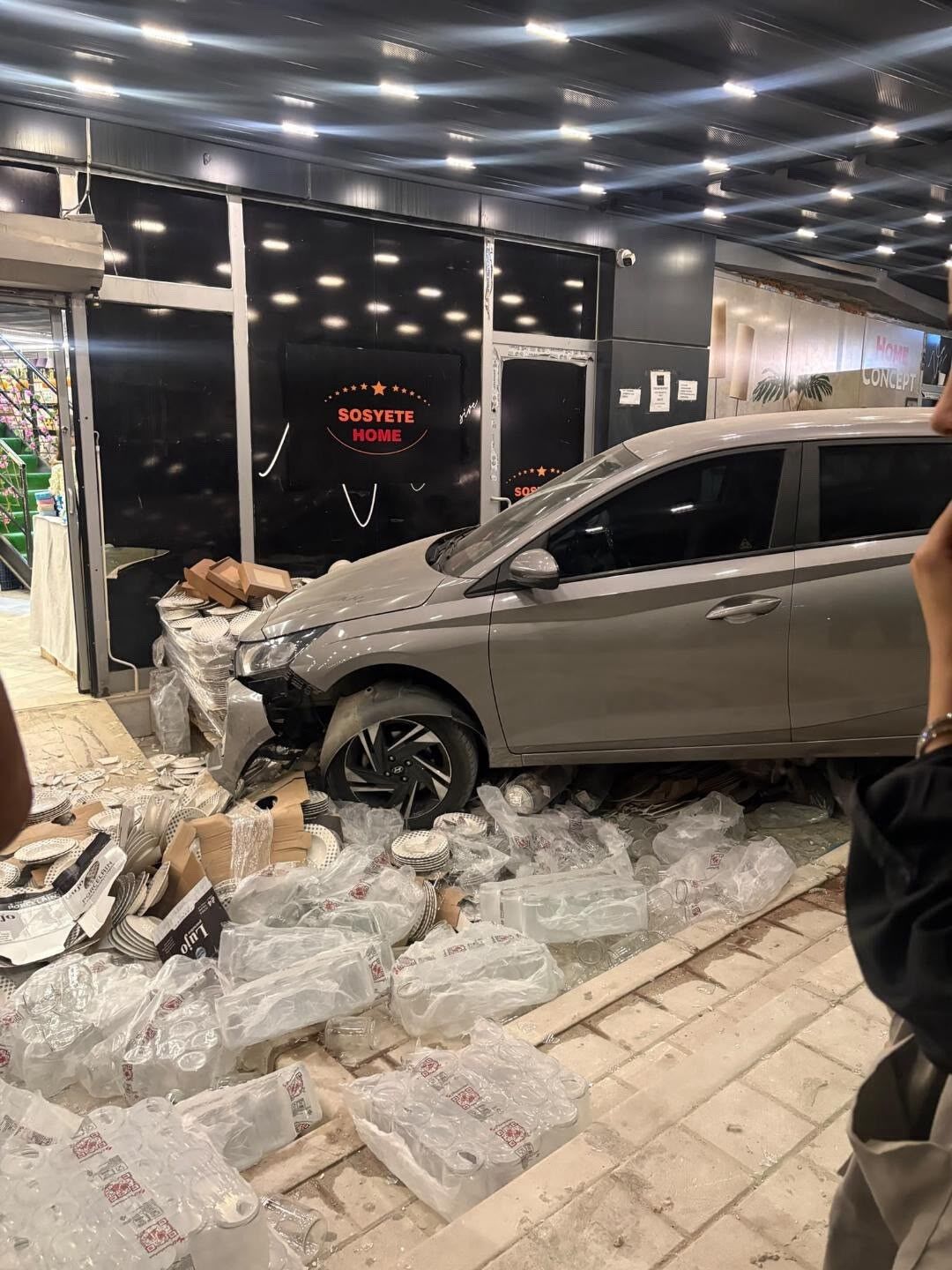 Adana'da kontrolden çıkan iki otomobil peş peşe mağazaya girdi: 2 yaralı