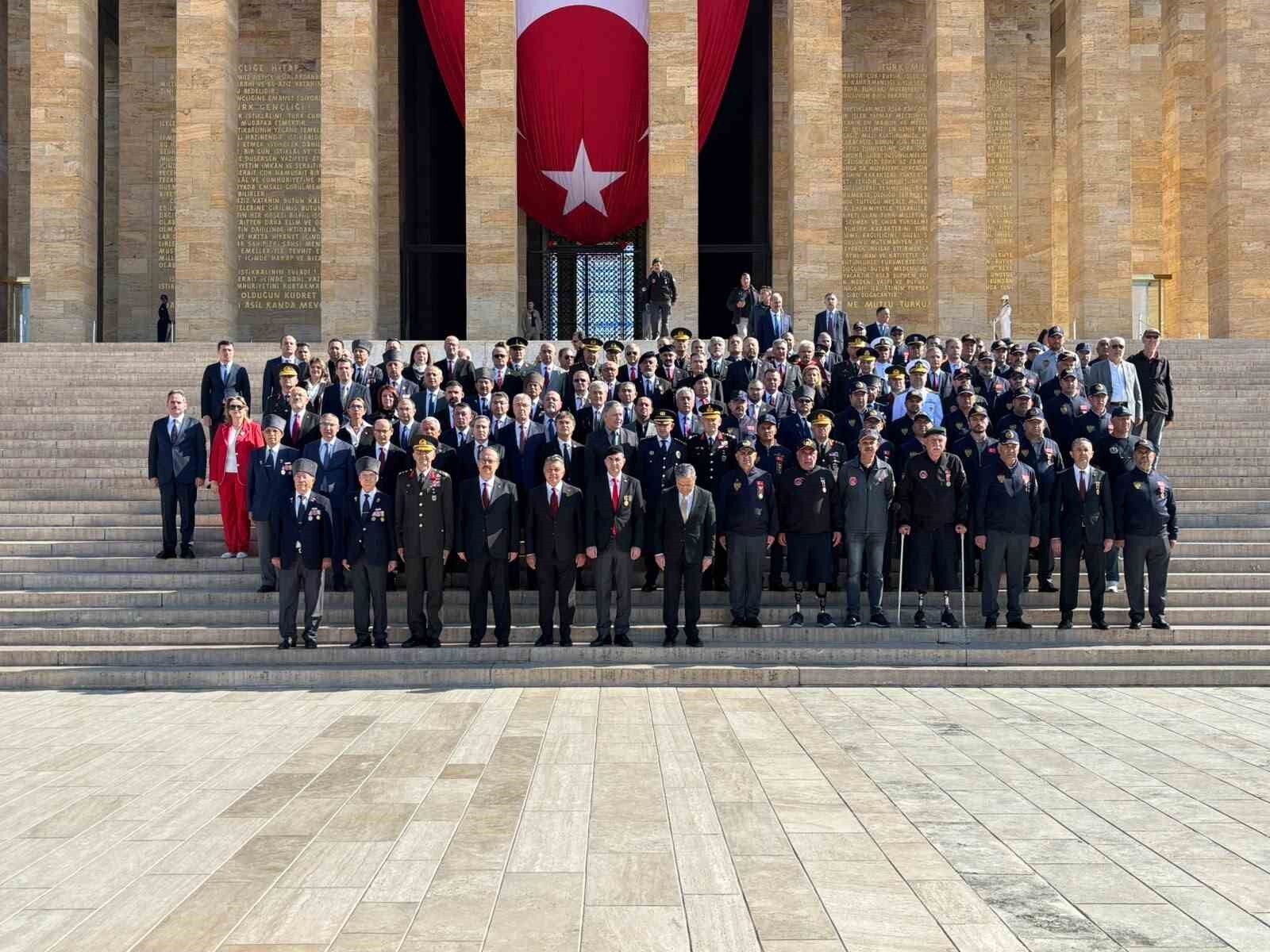 Ankara Valisi Canbolat ve beraberindeki heyet, Anıtkabir'i ziyaret etti