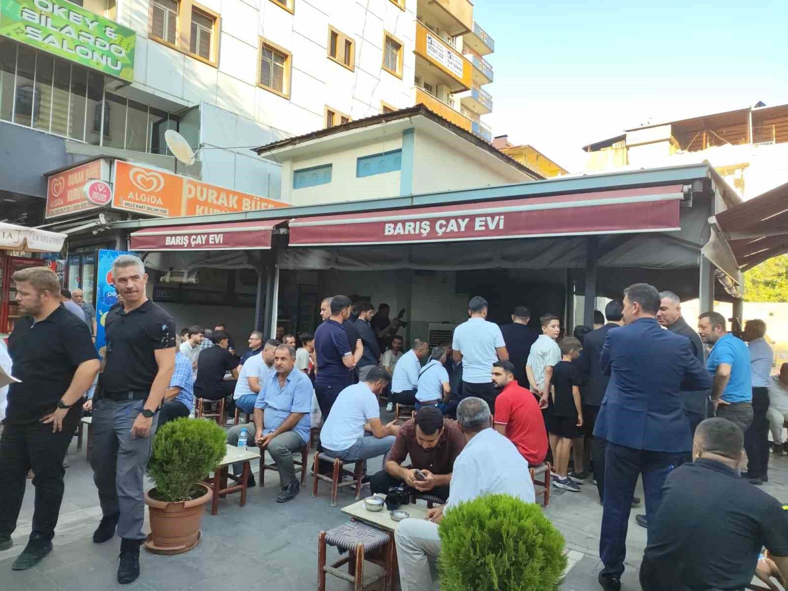 Bakan Tekin, Batman'da çayevinde vatandaşlarla bir araya geldi
