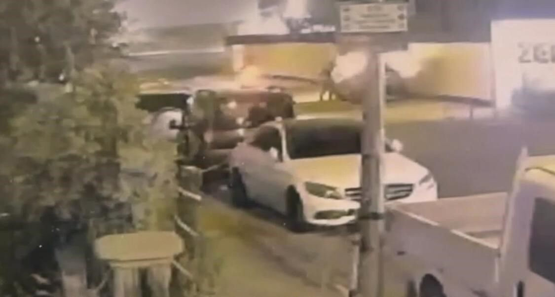 Batman'da park halindeki otomobilin kundaklanma anı kamerada