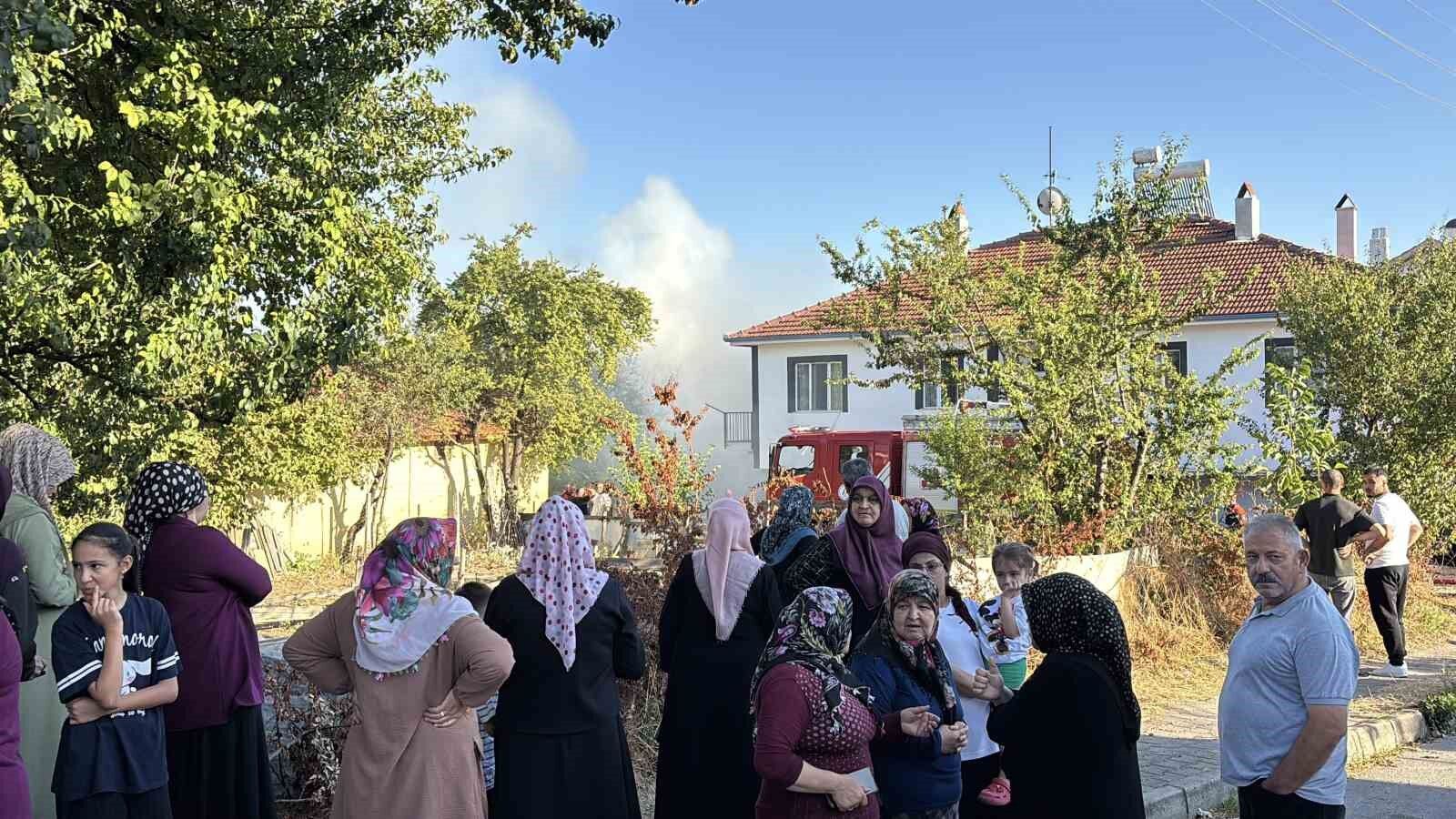 Bolu'da otluk alanda çıkan yangın, 3 eve sıçradı