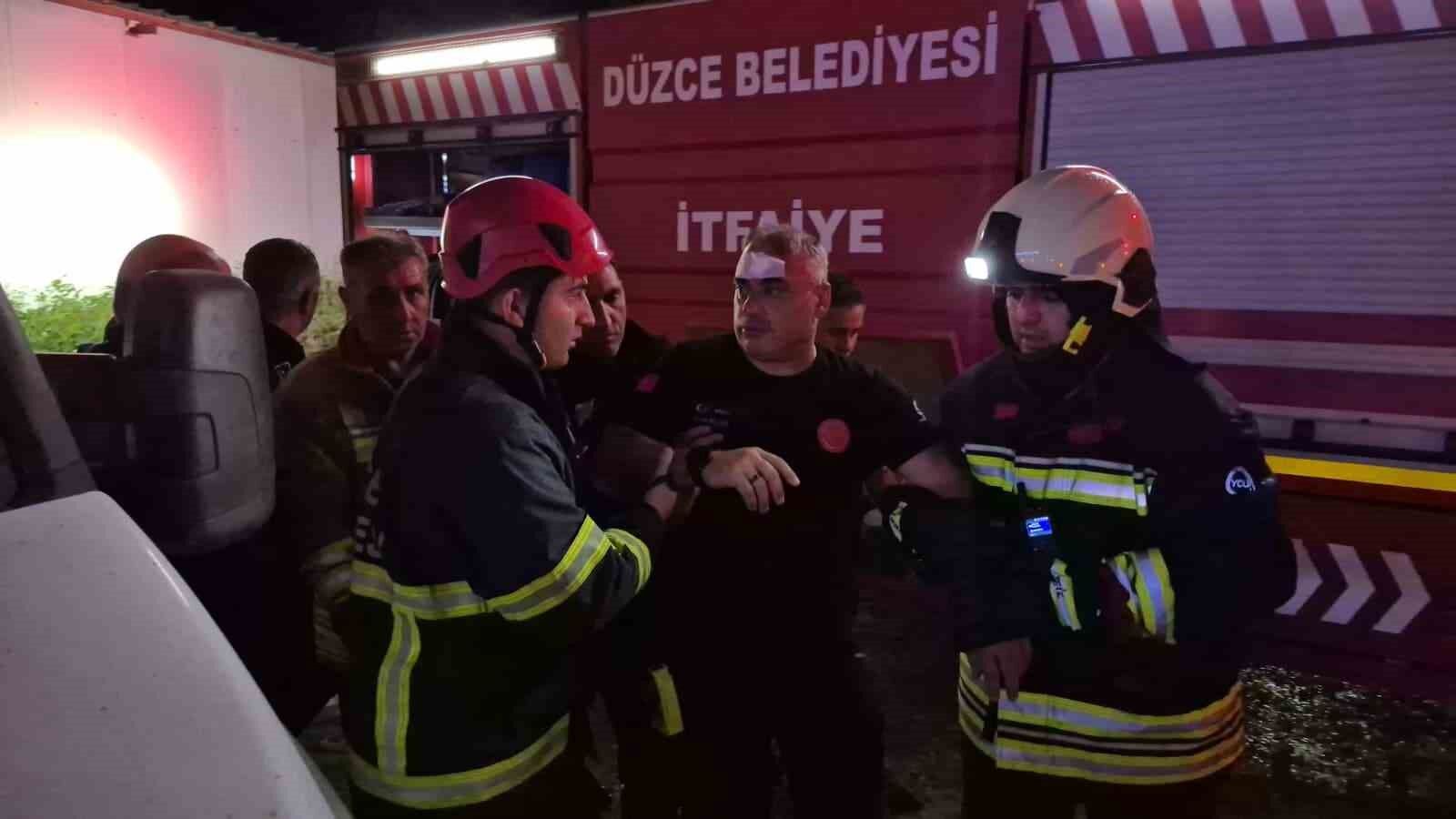Düzce'de fabrikadaki yangında üzerine çatı düşen itfaiyeci yaralandı