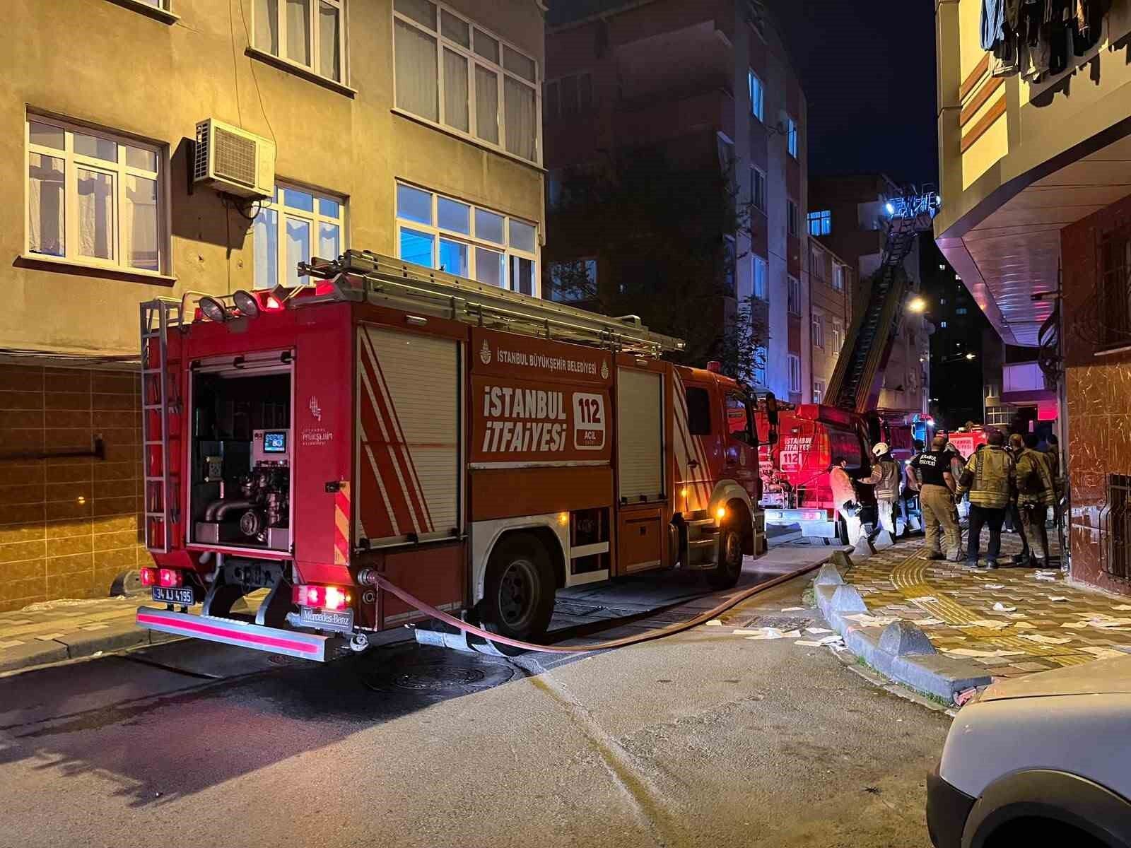 Esenler'de 4 katlı boş binanın çatısında yangın