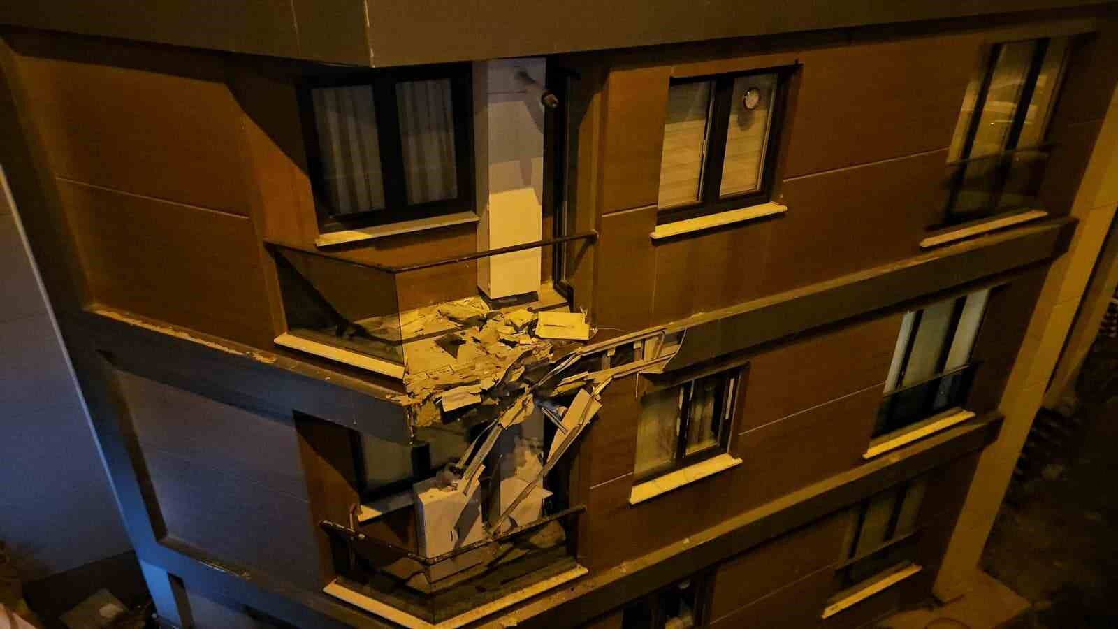 Eyüpsultan'da alkollü sürücü binaya çarptıktan sonra bahçeye uçtu: 2 yaralı