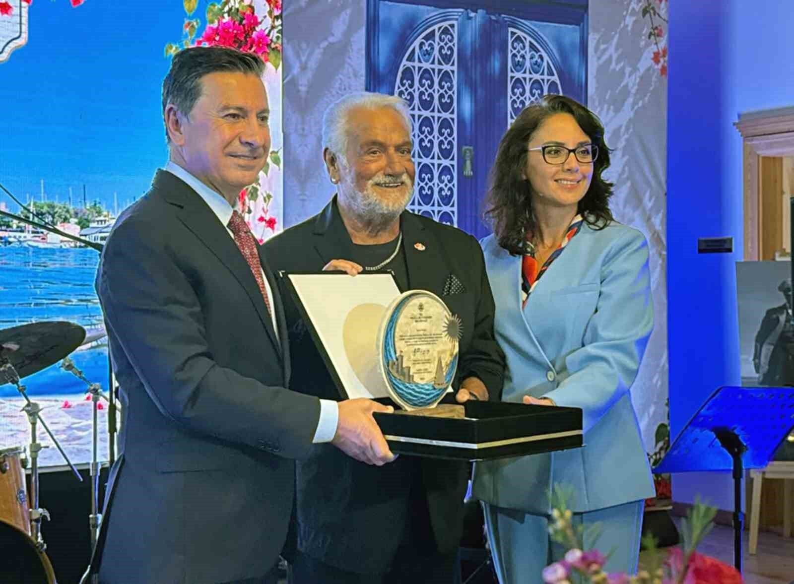 Fedon'a Muğla Büyükşehir ve Bodrum Belediyesinden fahri turizm elçiliği beratı ve plaketi