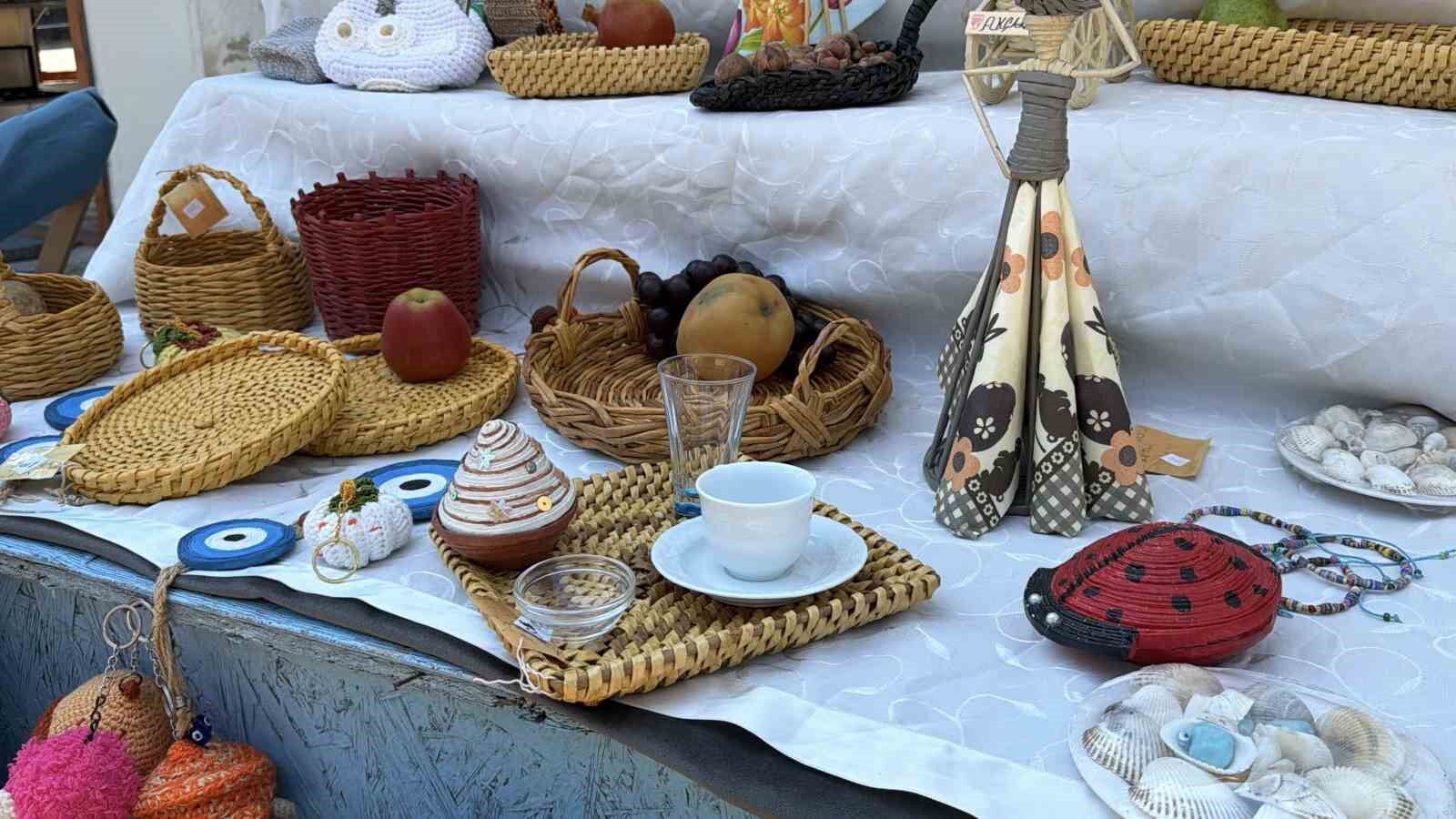 Geri dönüşüm kağıtlarını sanata çeviriyor