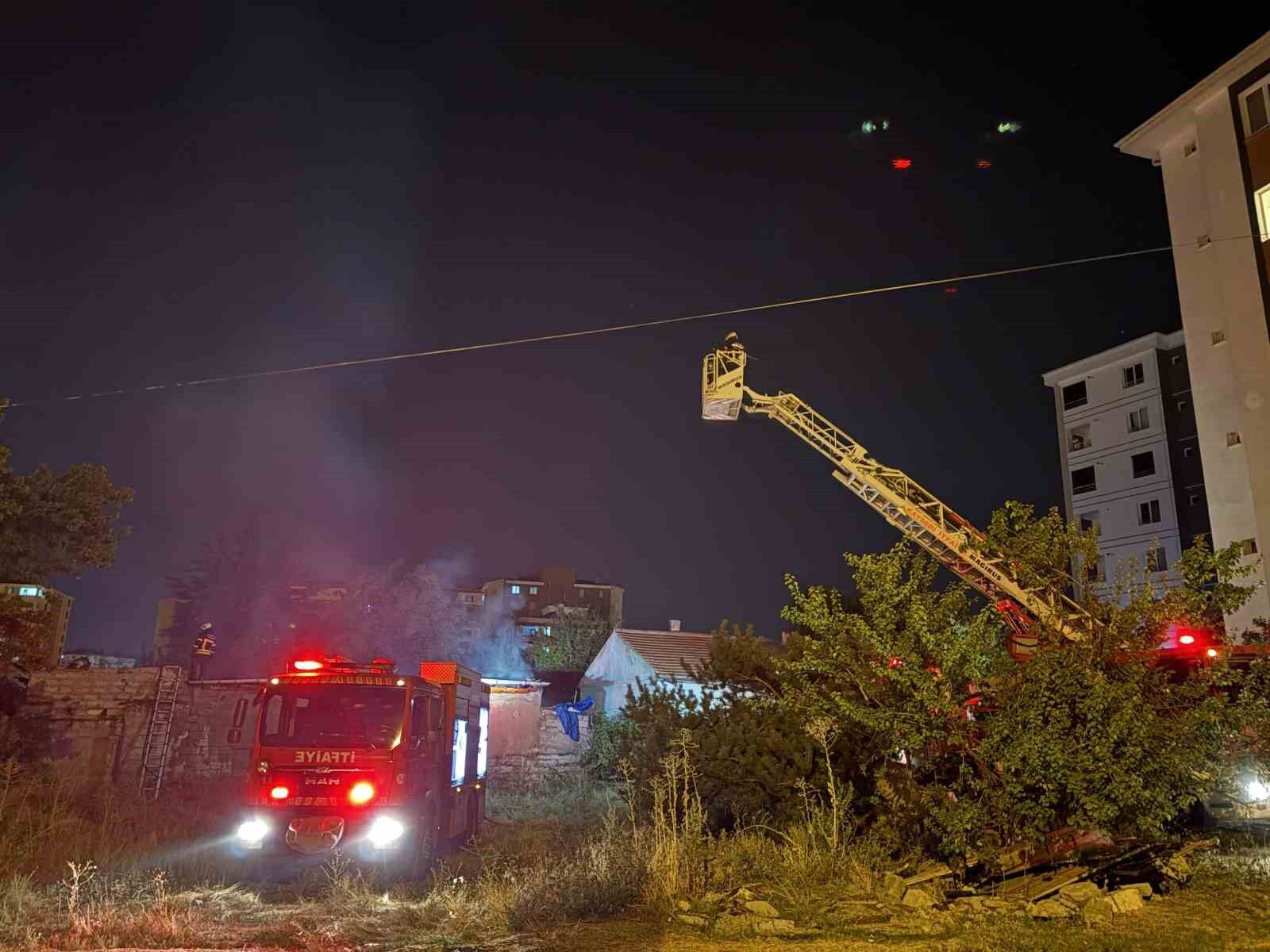Kayseri'de müstakil ev cayır cayır yandı
