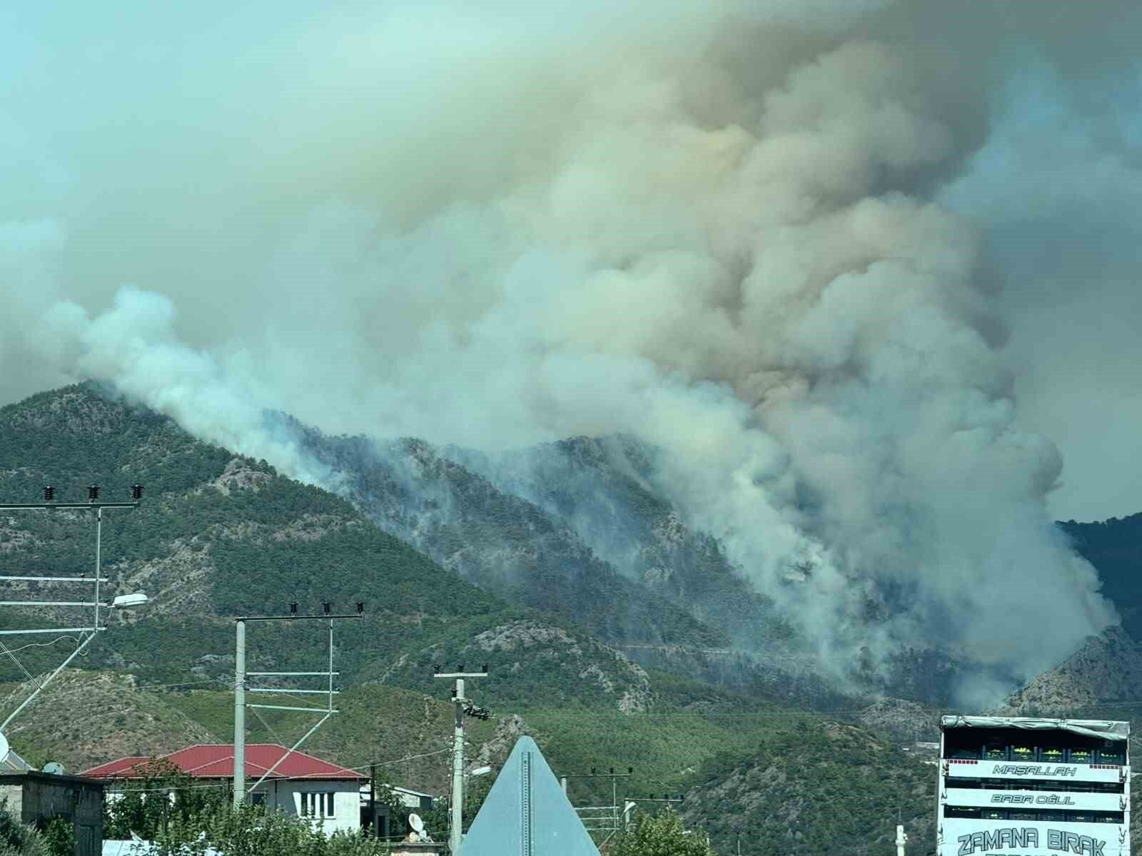 Mersin'deki orman yangını sürüyor
