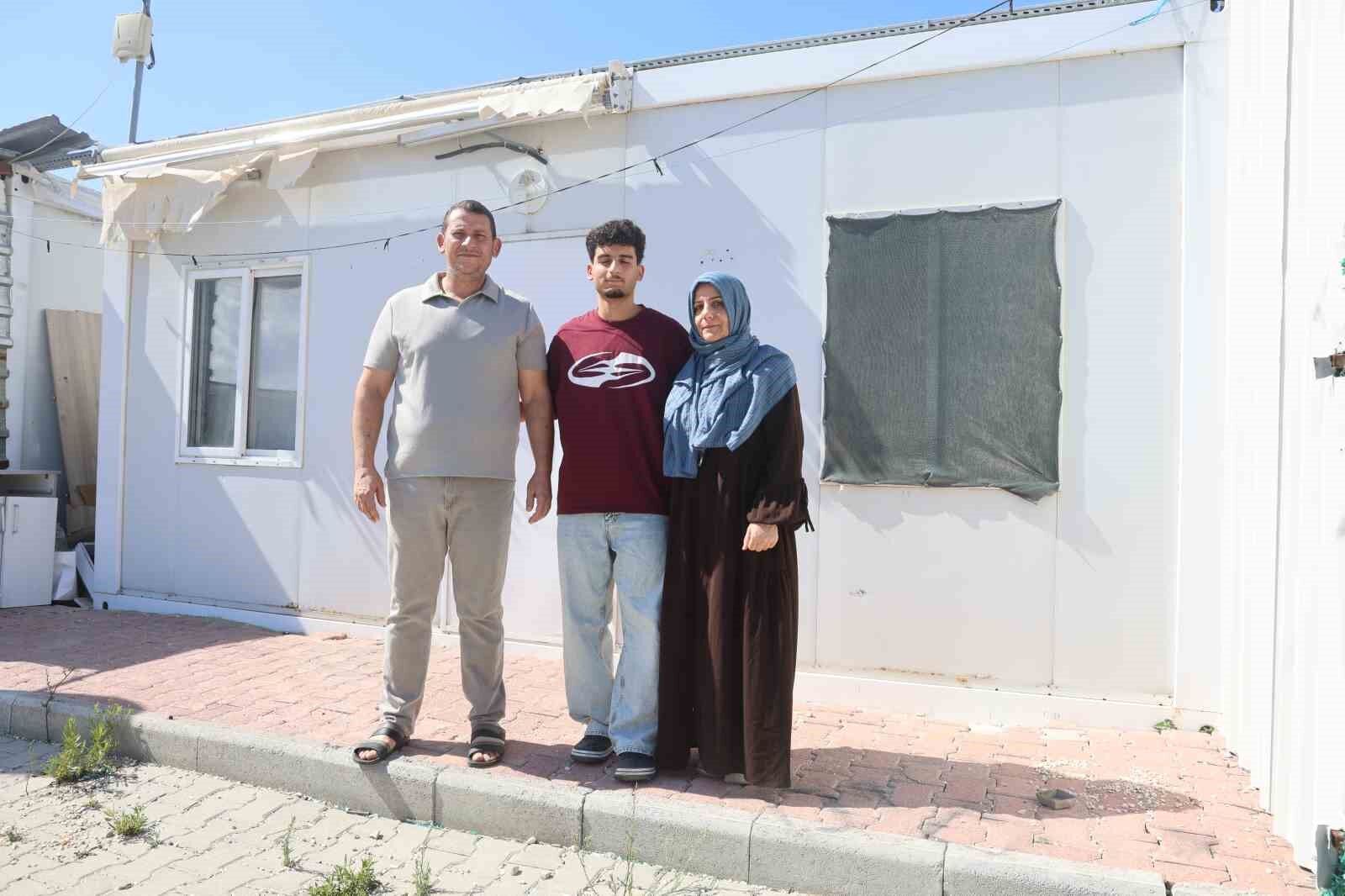 Perdeyle ikiye bölünen 18 metrekarelik konteynerde ders çalışarak tıp fakültesini kazanan depremzede Hasan'ın hayali gerçeğe döndü