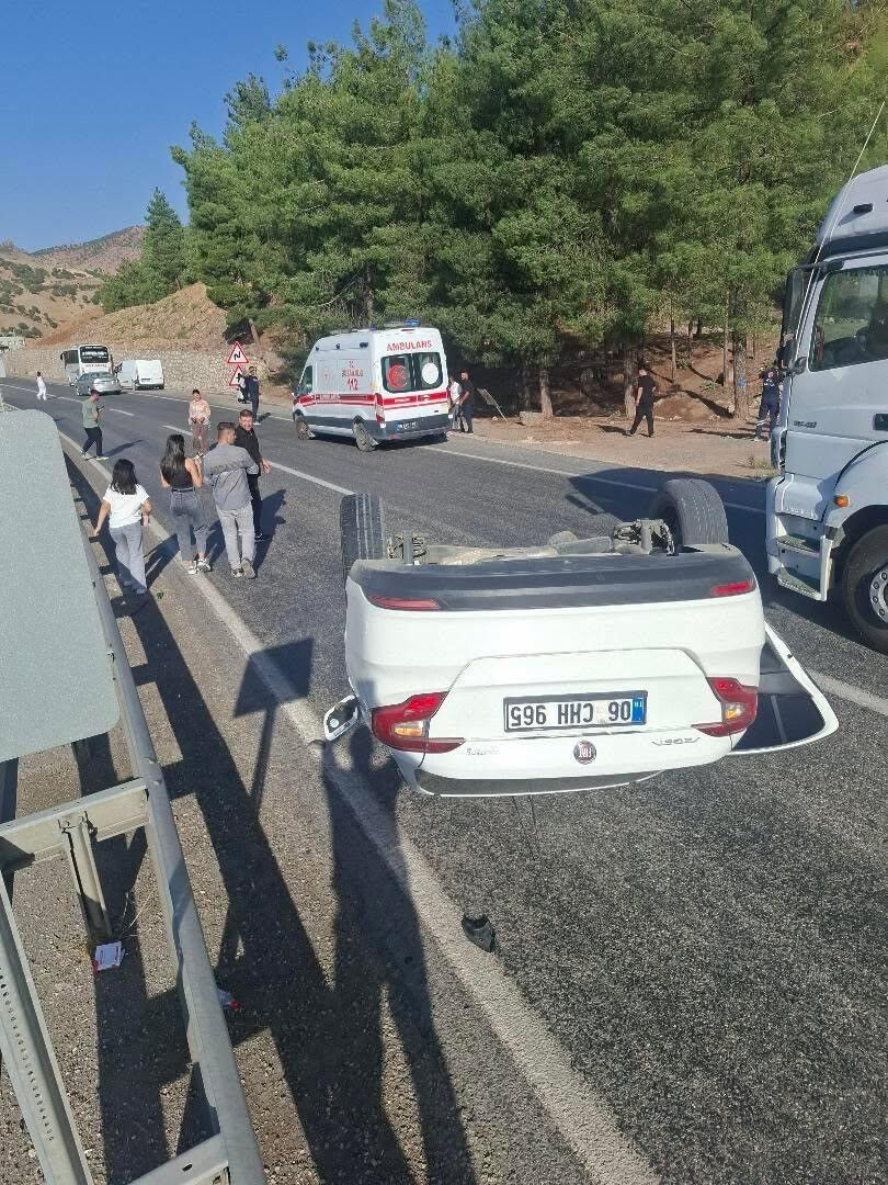Siirt'te otomobil takla attı: 2 kişi ölümden döndü