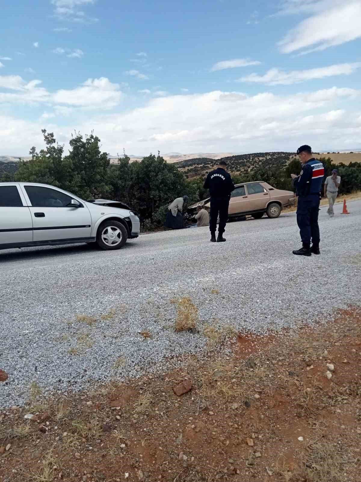 Sivrihisar'da otomobiller kafa kafaya çarpıştı: 1'i ağır 2 yaralı