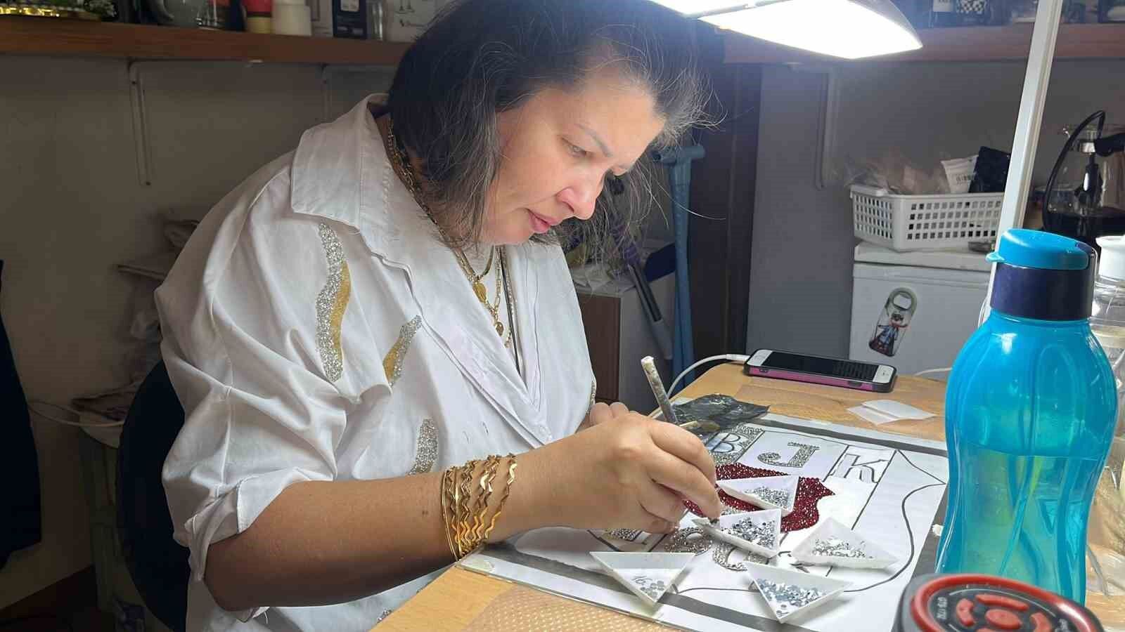 Sosyal medyada gördüğü, işi oldu: Kristal cam taşları ilmek ilmek işliyor