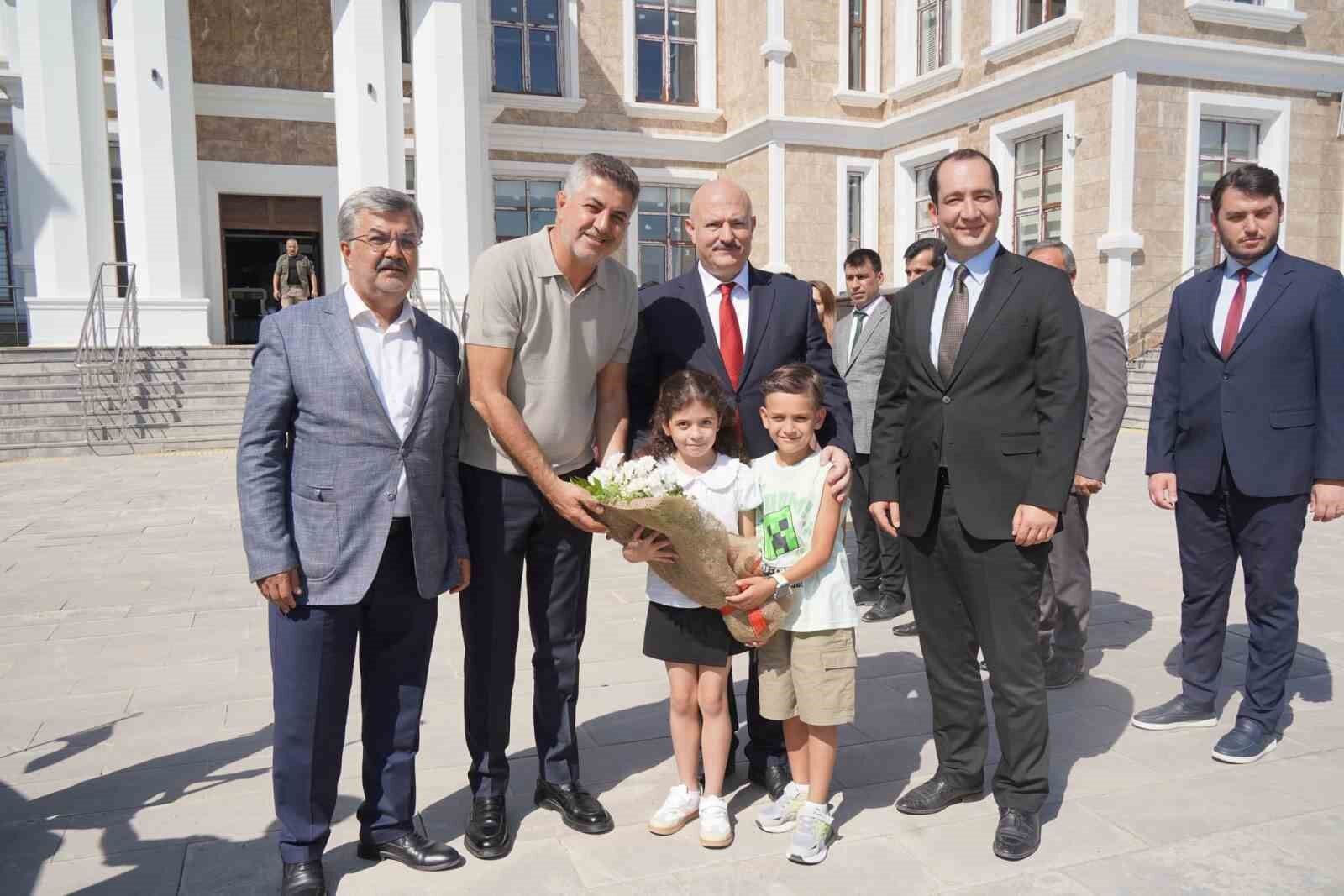 Vali ve milletvekili, çocuklarla 'o piti piti' oynadı