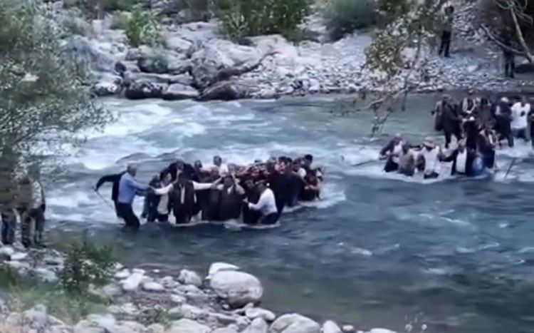 Yüksekova'da sarp arazide acı haber: Hayatını kaybeden adamın cenazesi dereden geçirilip omuzlarda taşındı