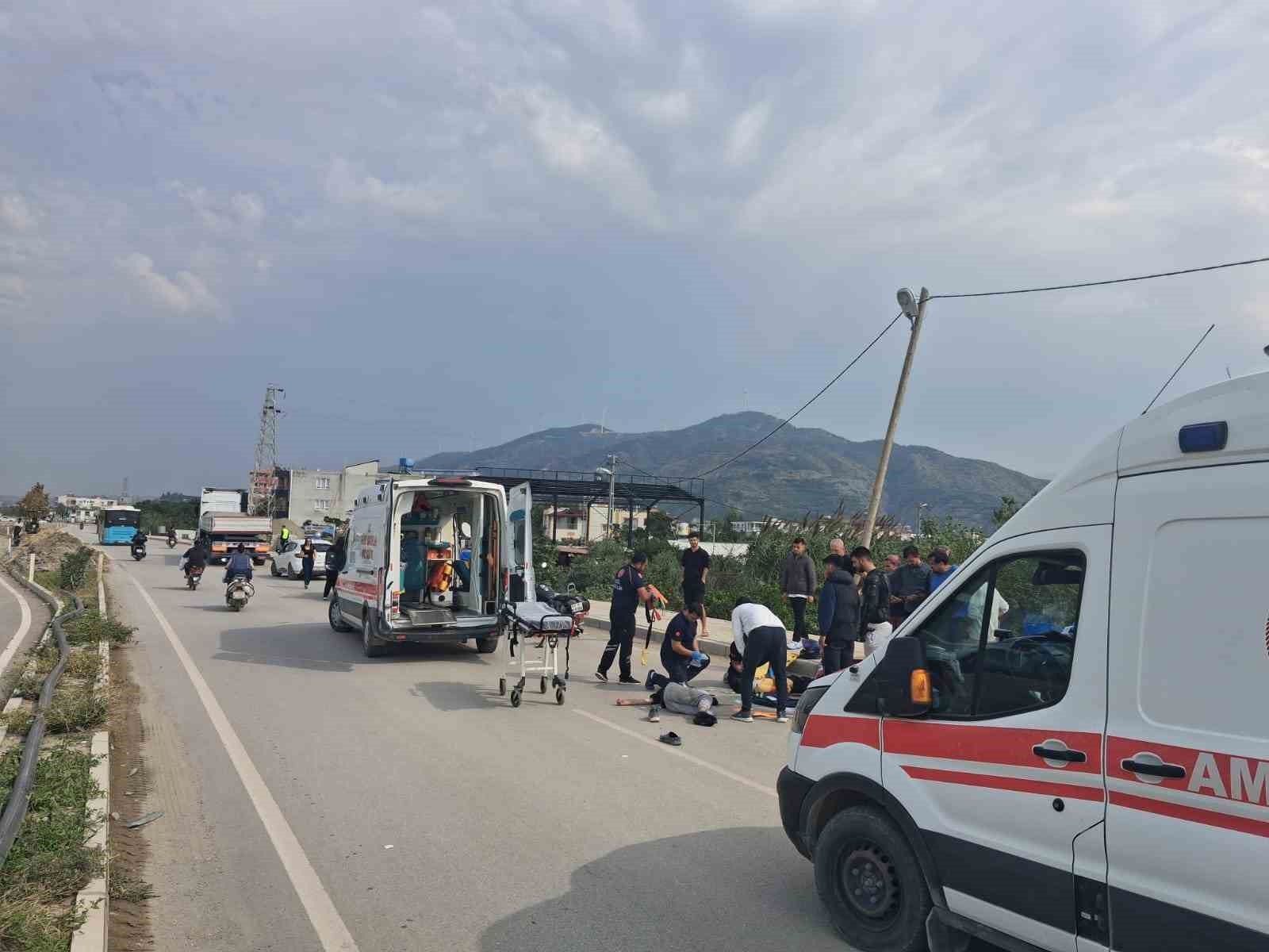 16 yaşındaki sürücünün kullandığı motosiklet tıra çarptı: 1 ölü, 2 yaralı