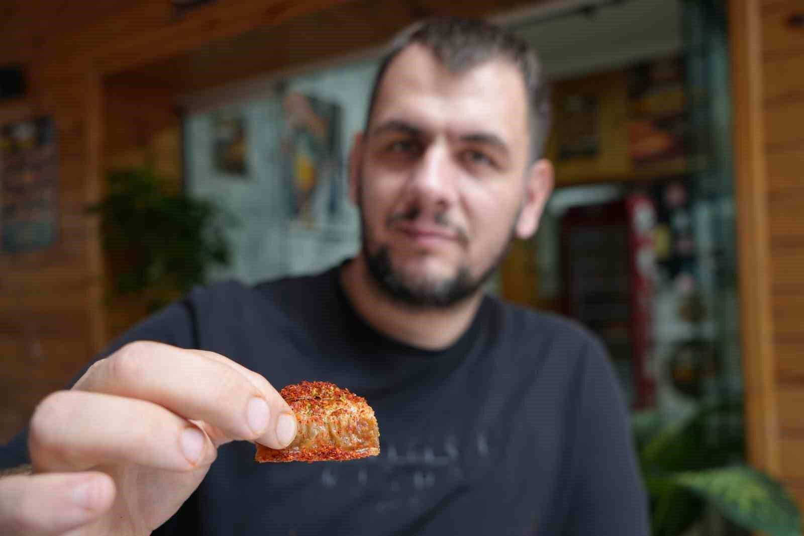 Acısız yaşayamıyor: Tatlıya bile pul biber atıp yiyor