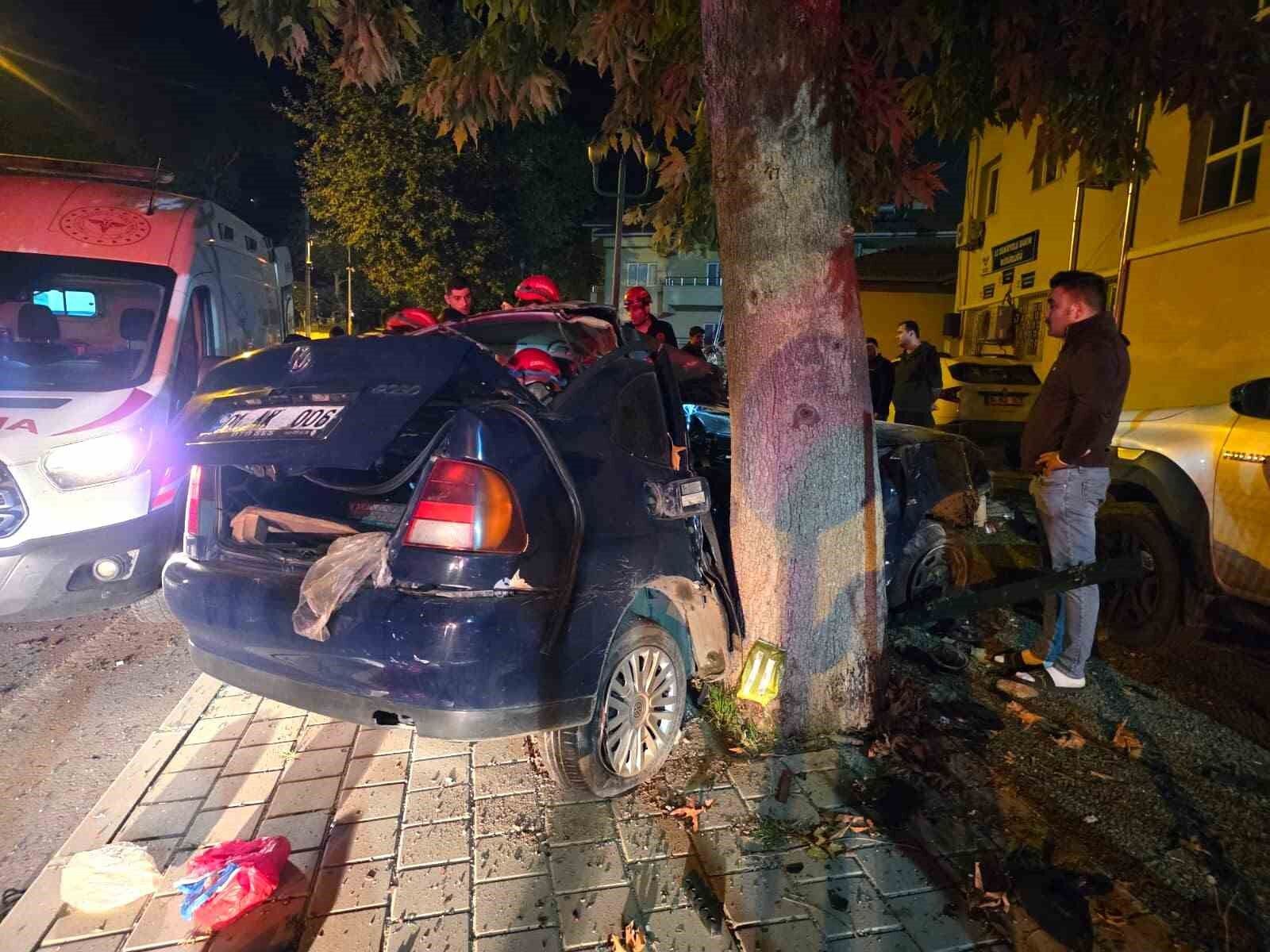 Adana'da ağaca çarpan otomobildeki çocuk öldü, sürücü ağır yaralandı