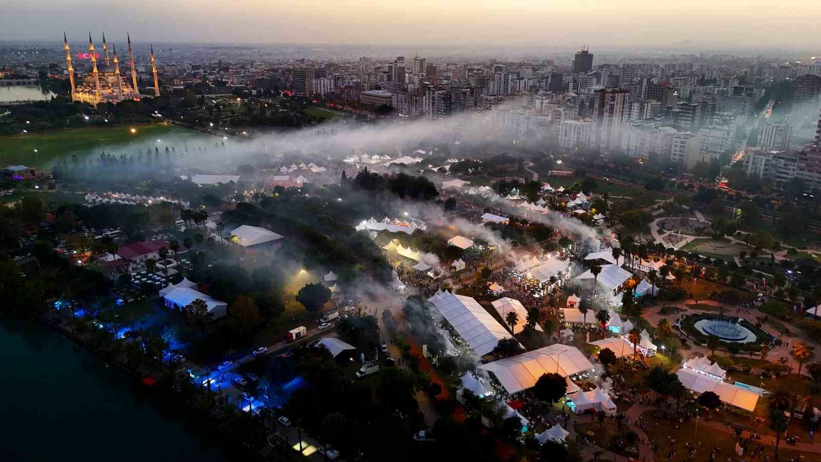 Adana'da kebap dumanı gökyüzünü kapladı, metrelerce kuyruk oluştu