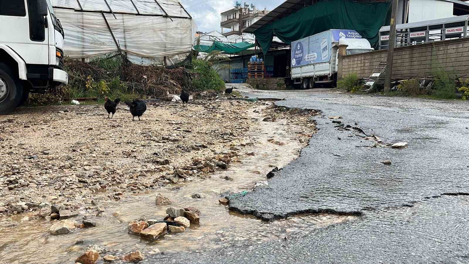 Alanya'da pazar yerini su bastı