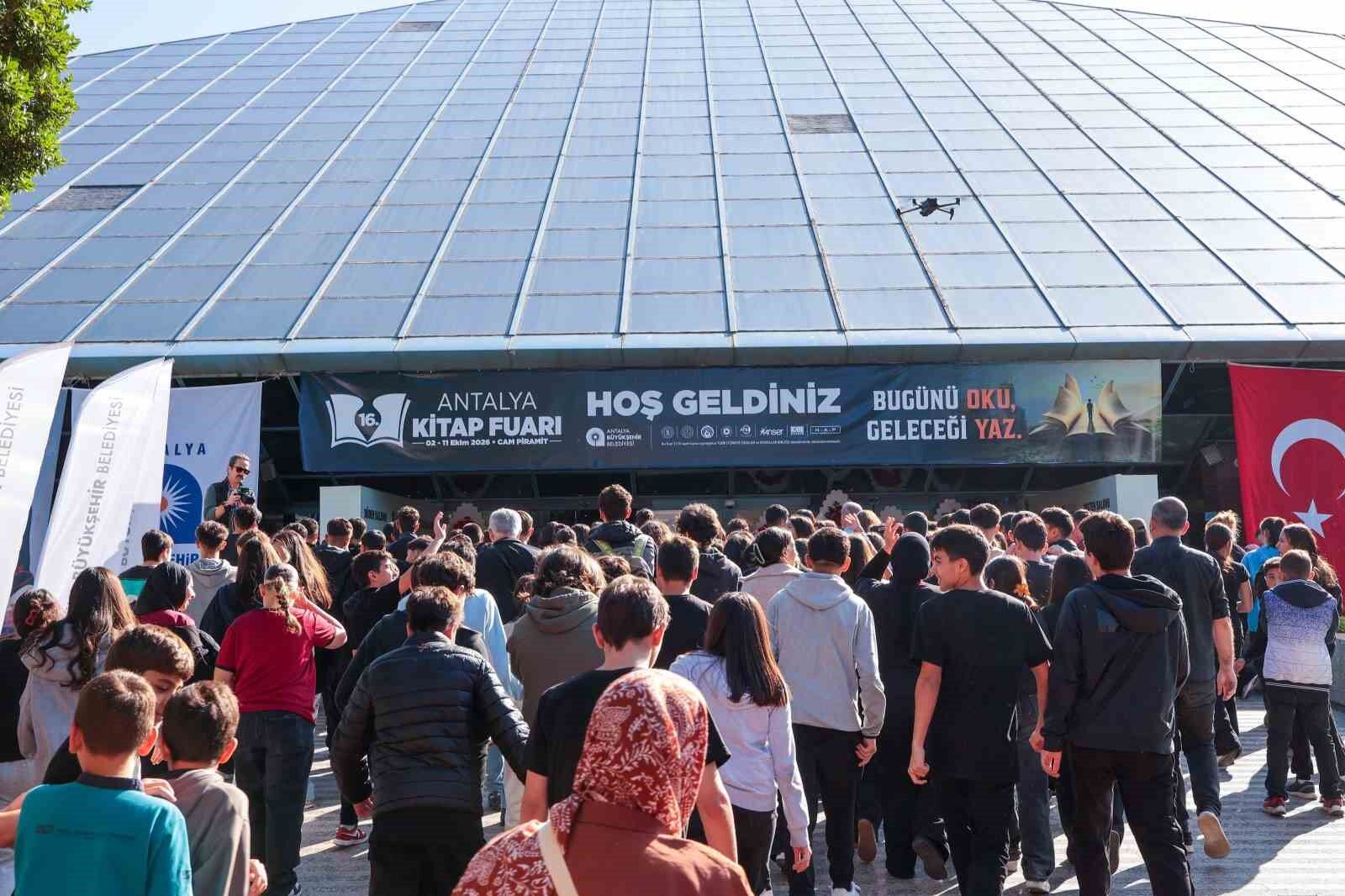 Antalya Kitap Fuarı'na öğrencilerden yoğun ilgi