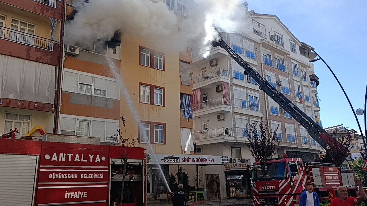 Antalya'da 5 katlı binada yangın: Mahsur kalan 2'si çocuk 4 kişiyi itfaiye kurtardı