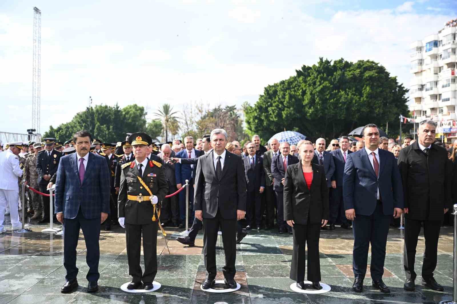 Antalya'da Cumhuriyet Bayramı kutlamaları çelenk töreniyle başladı