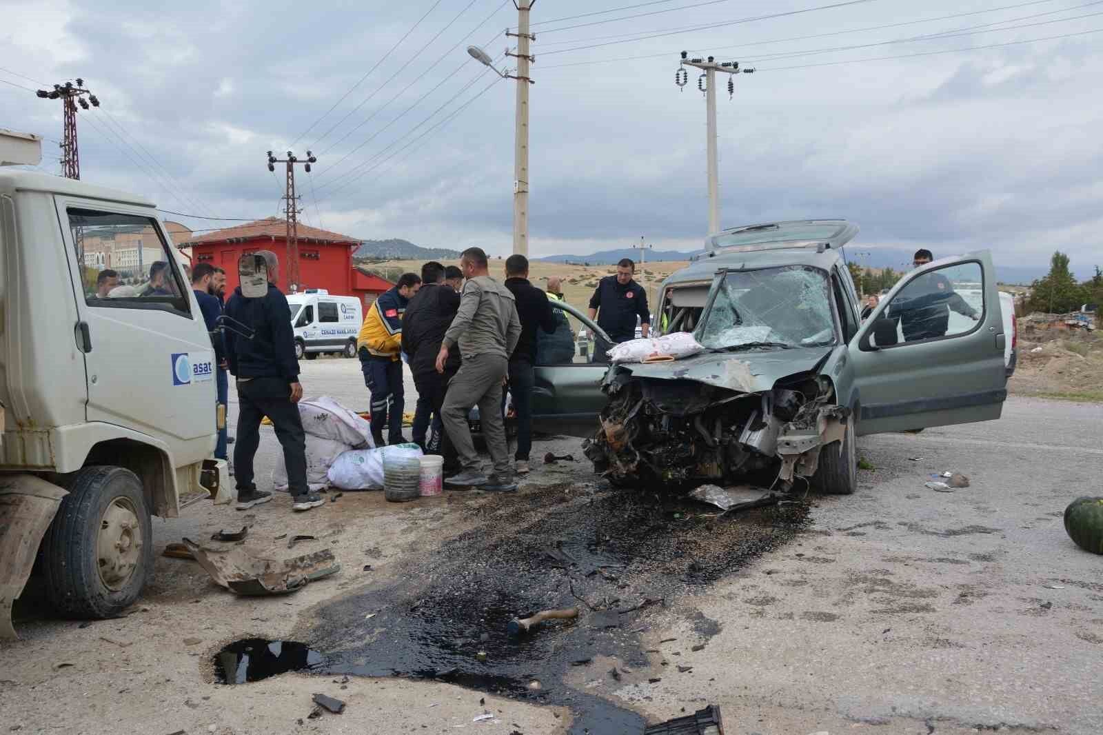 Antalya'da iki kamyonet çarpıştı: 1 ölü, 2 yaralı