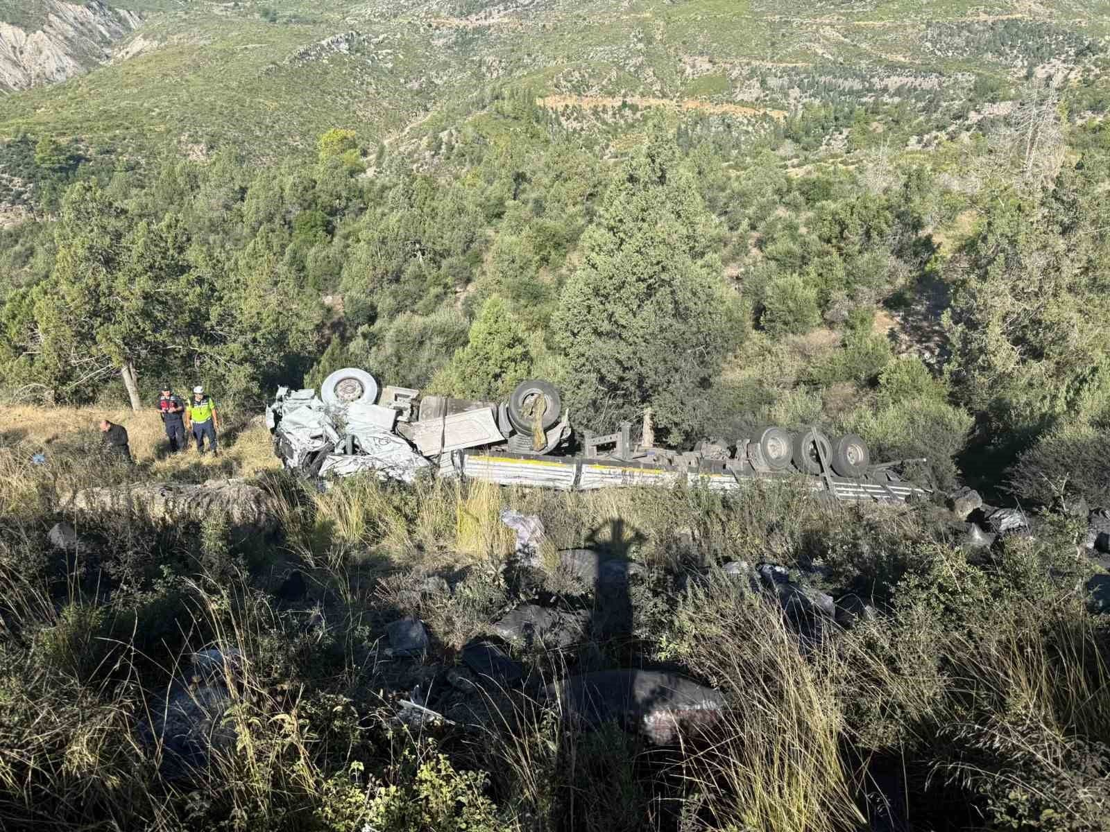 Antalya'da kömür yüklü tır şarampole devrildi: 2 yaralı
