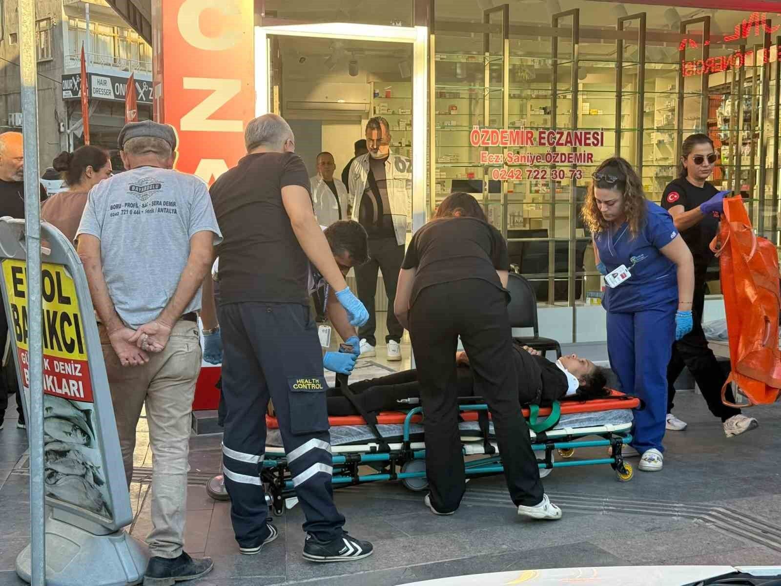 Antalya'da otomobil ile motosiklet çarpıştı: 2 yaralı
