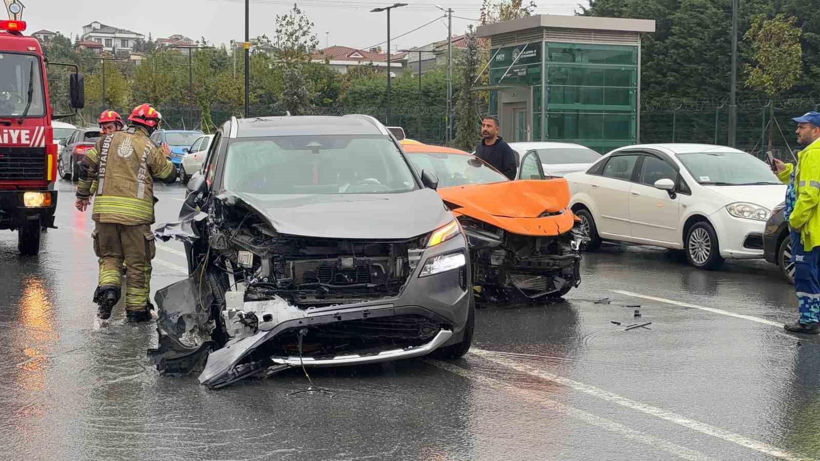 Arnavutköy'de sağanak yağışta 5 araç birbirine girdi: 2 yaralı